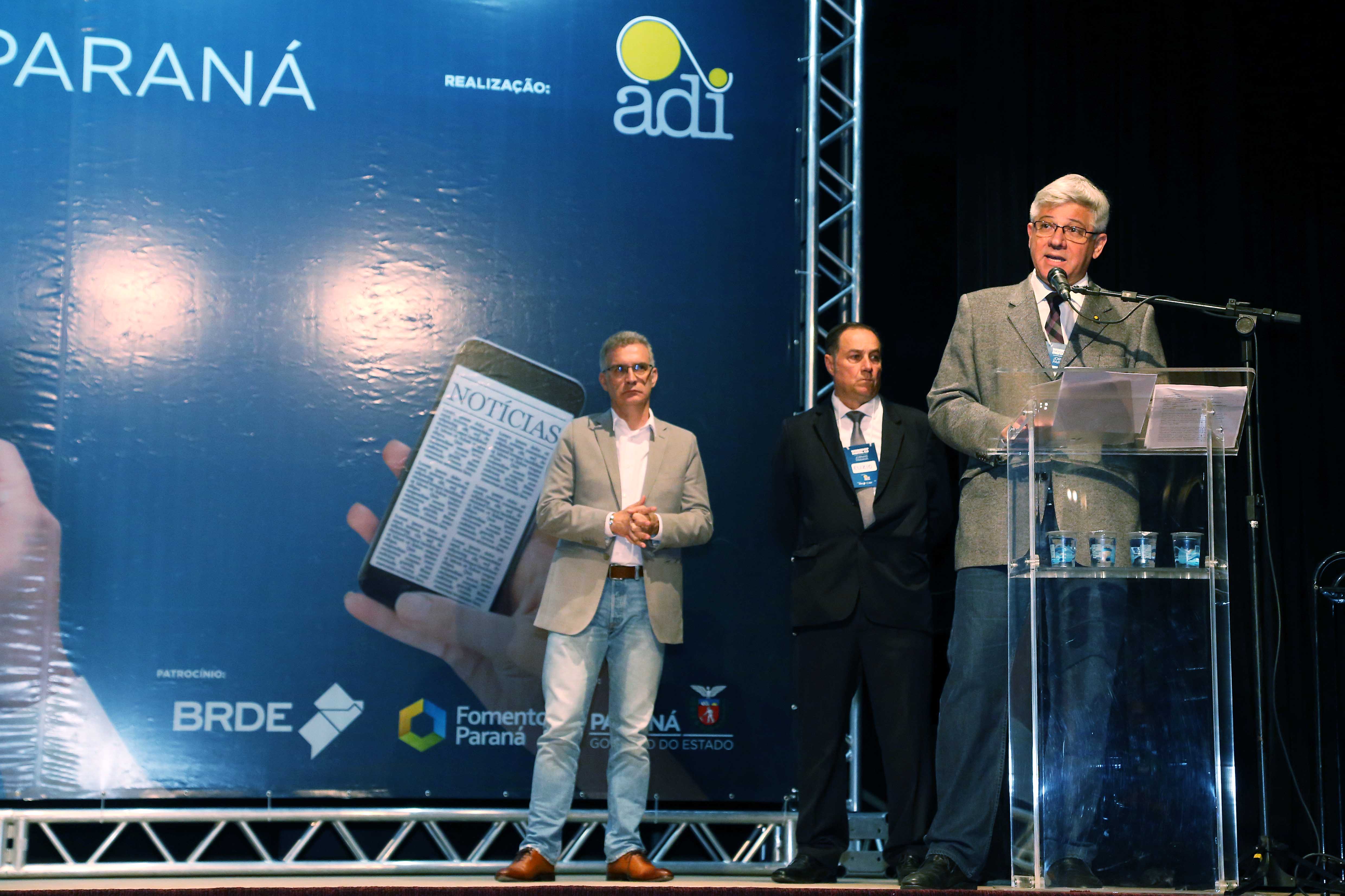 A Secretaria de Estado da Comunicação Social e Cultura reúne neste fim de semana empresários, jornalistas, publicitários e profissionais da área de comunicação para discutir a necessidade de transformar jornais e sites em plataformas de conteúdo mais dinâmicas e adaptadas ao mundo virtual