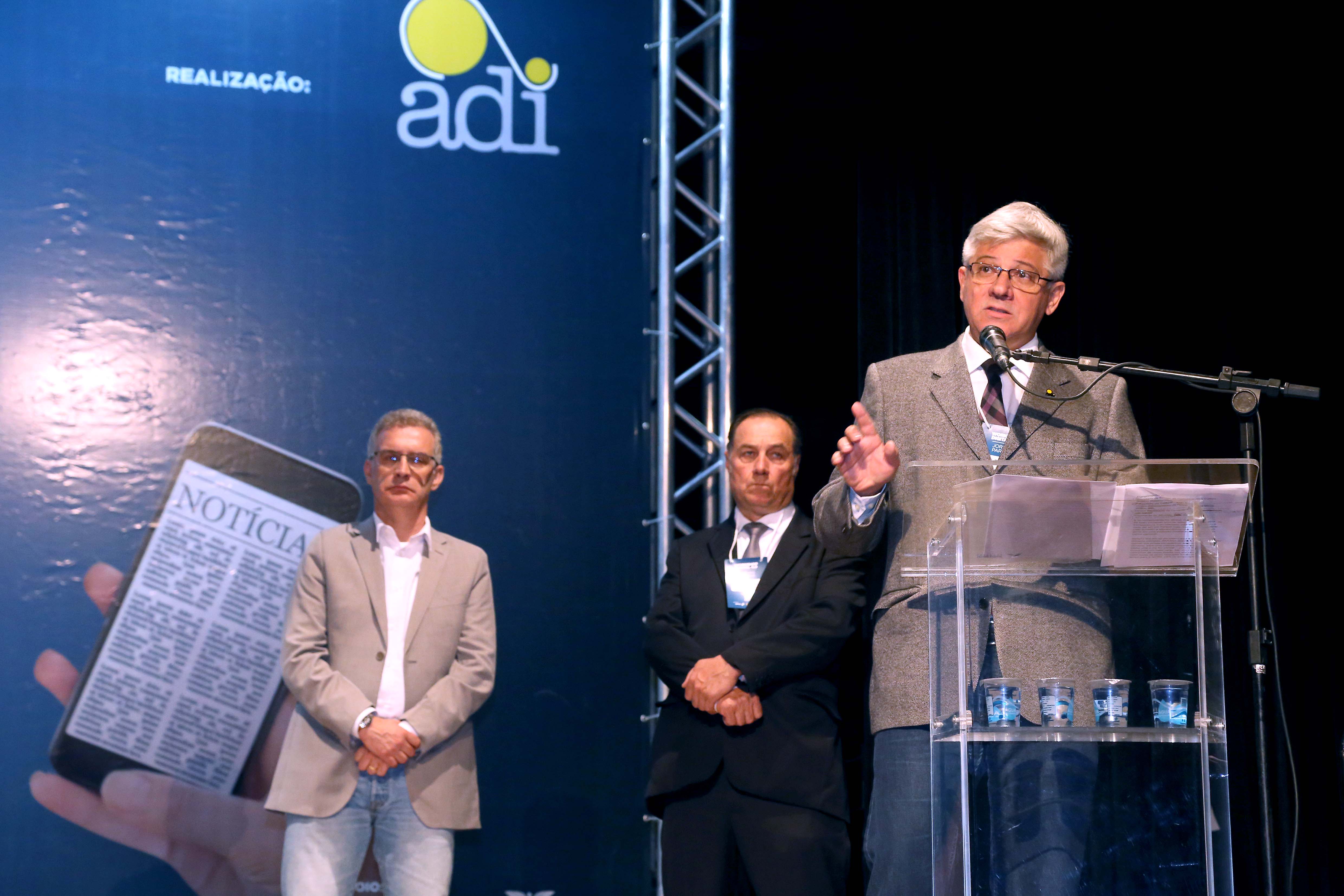 A Secretaria de Estado da Comunicação Social e Cultura reúne neste fim de semana empresários, jornalistas, publicitários e profissionais da área de comunicação para discutir a necessidade de transformar jornais e sites em plataformas de conteúdo mais dinâmicas e adaptadas ao mundo virtual