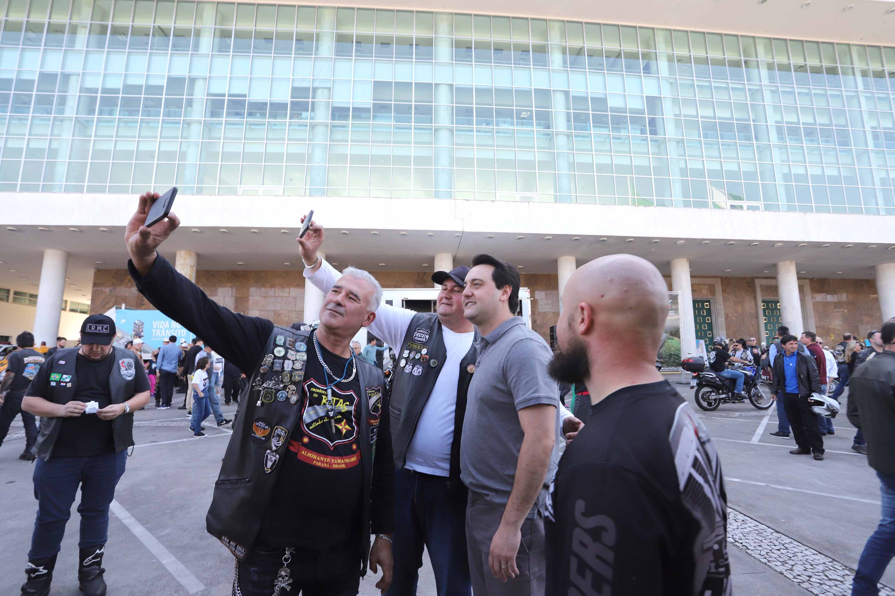 O governador Carlos Massa Ratinho Junior participou e deu as boas-vindas aos motoqueiros, presentes na benção em comemoração ao seu dia. Curitiba, 17-07-19.Foto: Arnaldo Alves / ANPr.