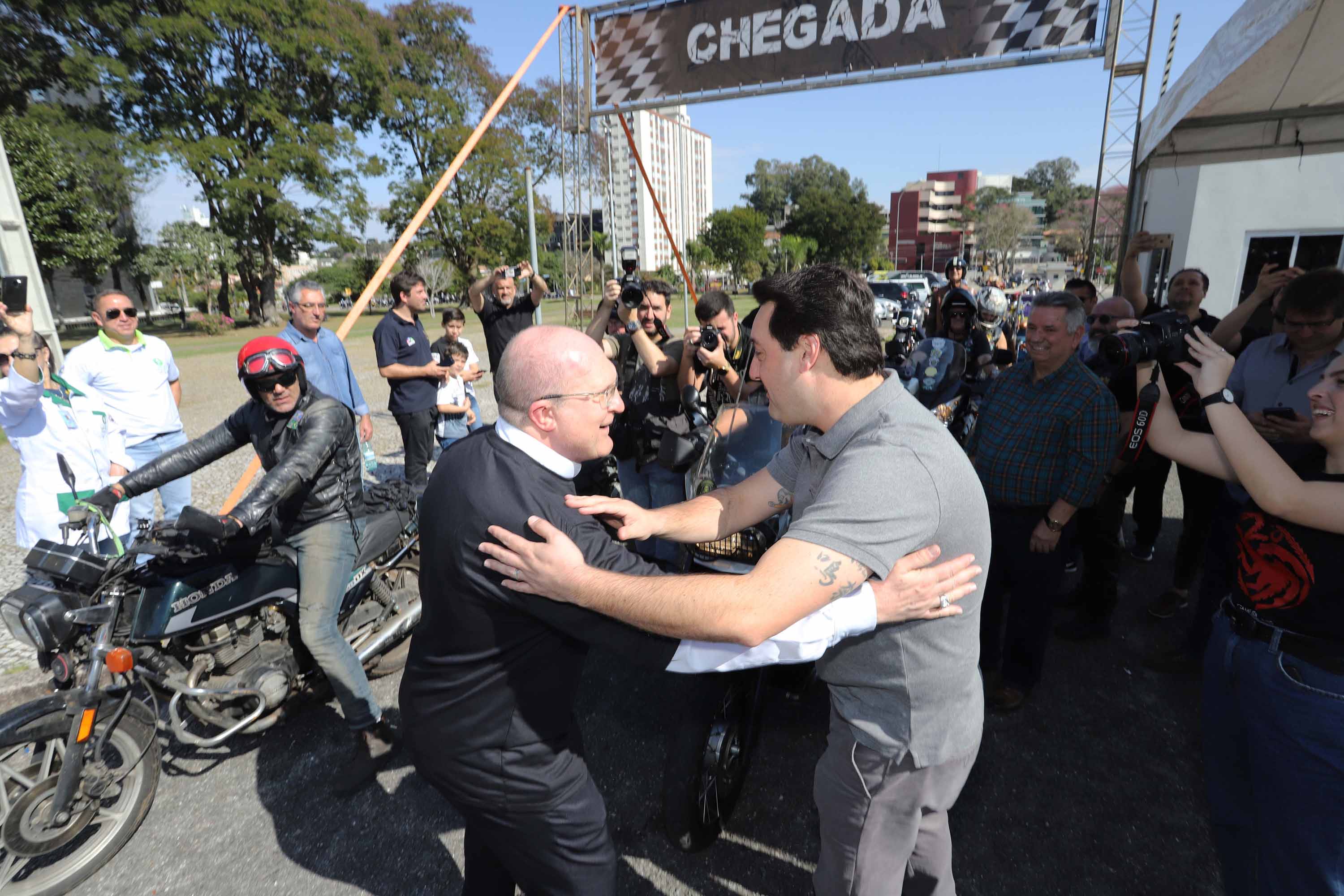 O governador Carlos Massa Ratinho Junior participou e deu as boas-vindas aos motoqueiros, presentes na benção em comemoração ao seu dia. Curitiba, 17-07-19.Foto: Arnaldo Alves / ANPr.