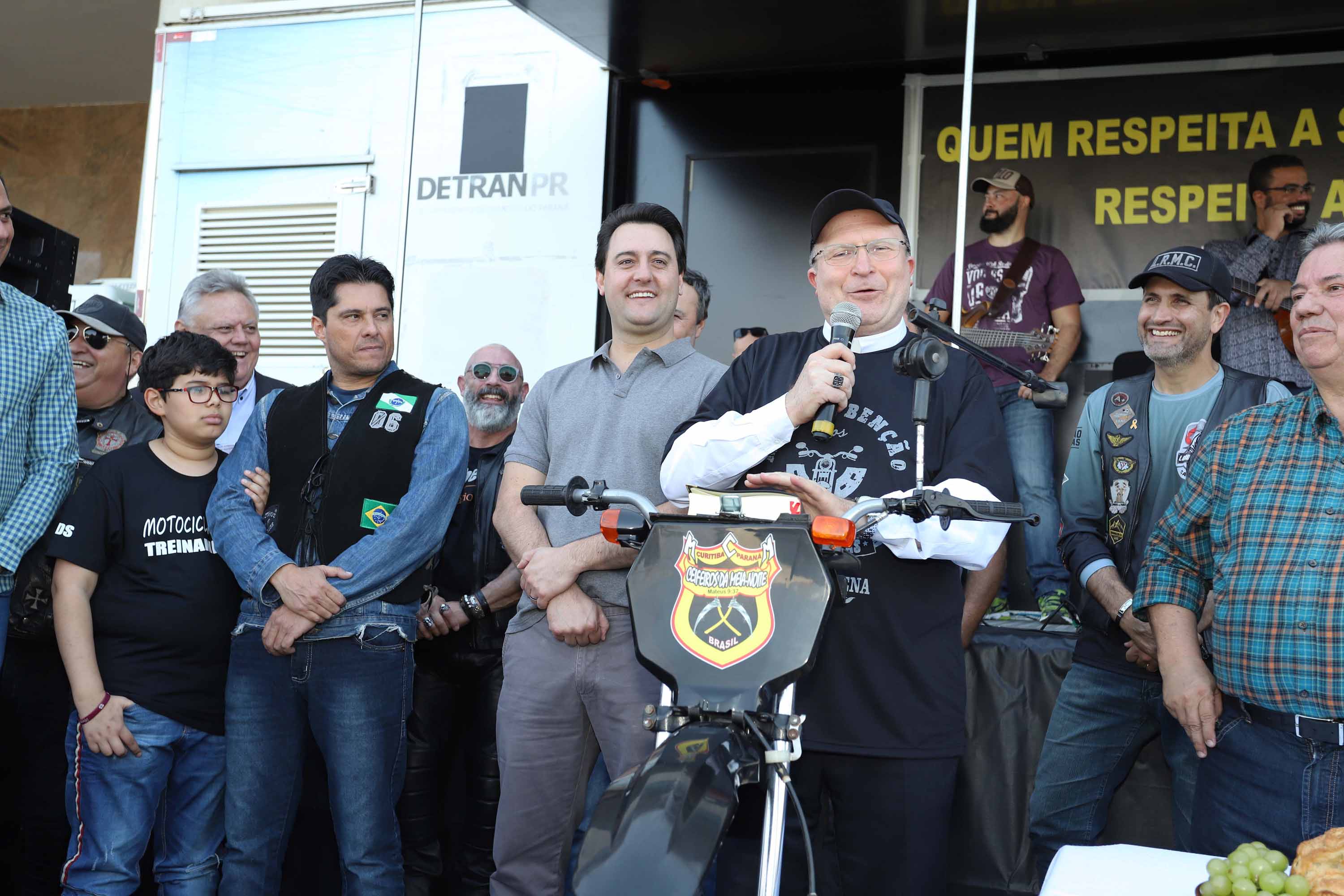 O governador Carlos Massa Ratinho Junior participou e deu as boas-vindas aos motoqueiros, presentes na benção em comemoração ao seu dia. Curitiba, 17-07-19.Foto: Arnaldo Alves / ANPr.