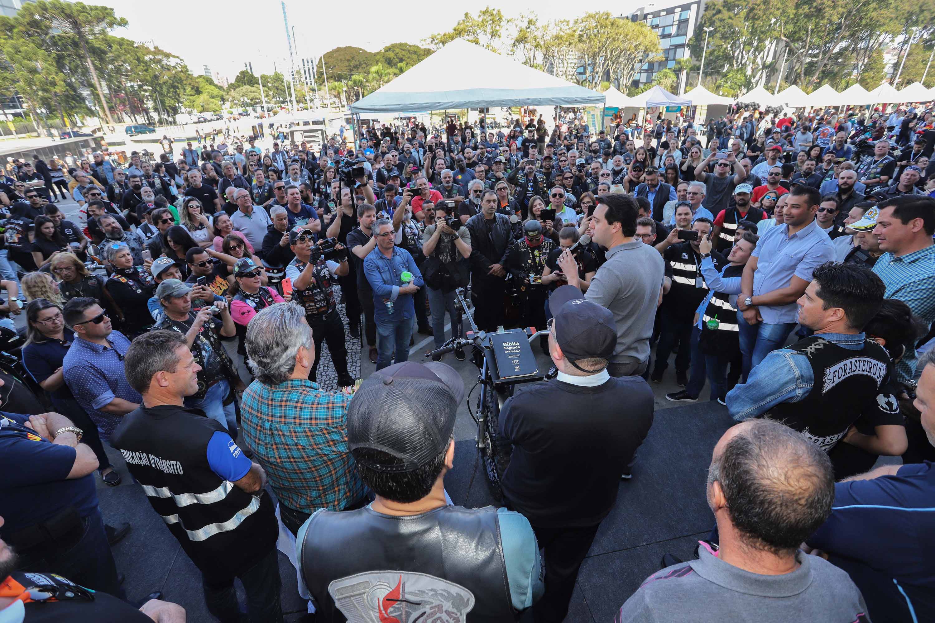 O governador Carlos Massa Ratinho Junior participou e deu as boas-vindas aos motoqueiros, presentes na benção em comemoração ao seu dia. Curitiba, 17-07-19.Foto: Arnaldo Alves / ANPr.