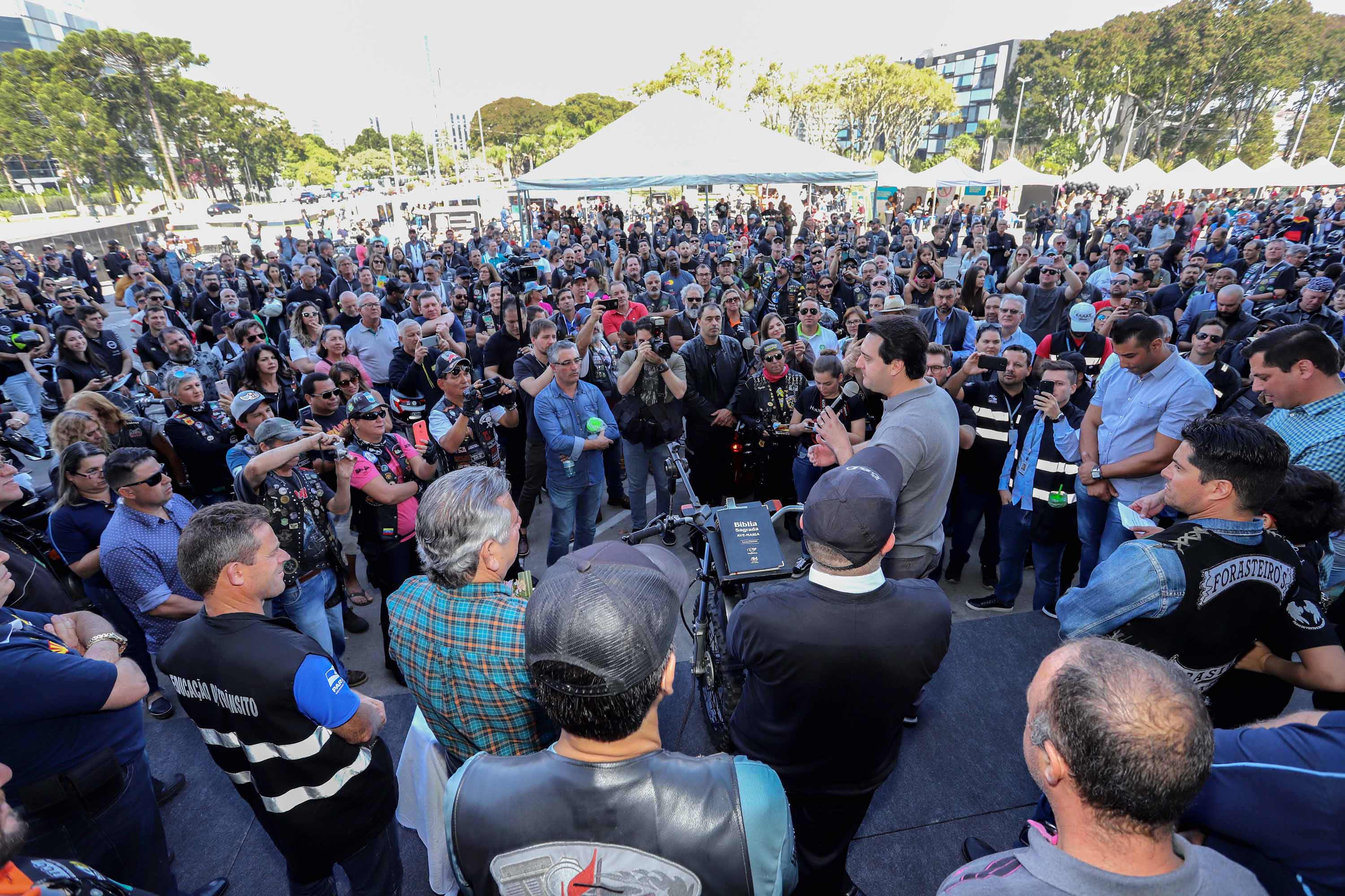 O governador Carlos Massa Ratinho Junior participou e deu as boas-vindas aos motoqueiros, presentes na benção em comemoração ao seu dia. Curitiba, 17-07-19.Foto: Arnaldo Alves / ANPr.