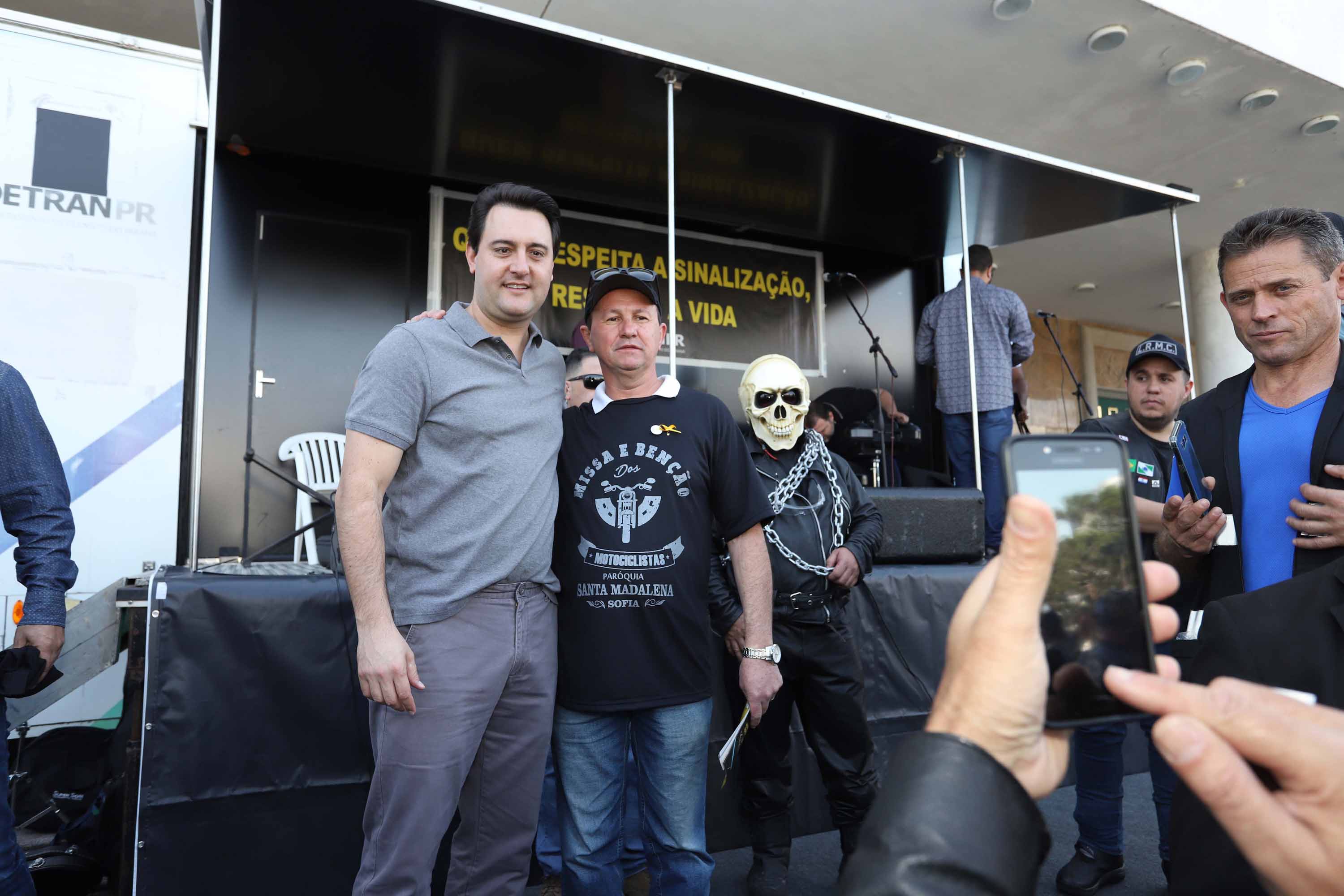 O governador Carlos Massa Ratinho Junior participou e deu as boas-vindas aos motoqueiros, presentes na benção em comemoração ao seu dia. Curitiba, 17-07-19.Foto: Arnaldo Alves / ANPr.