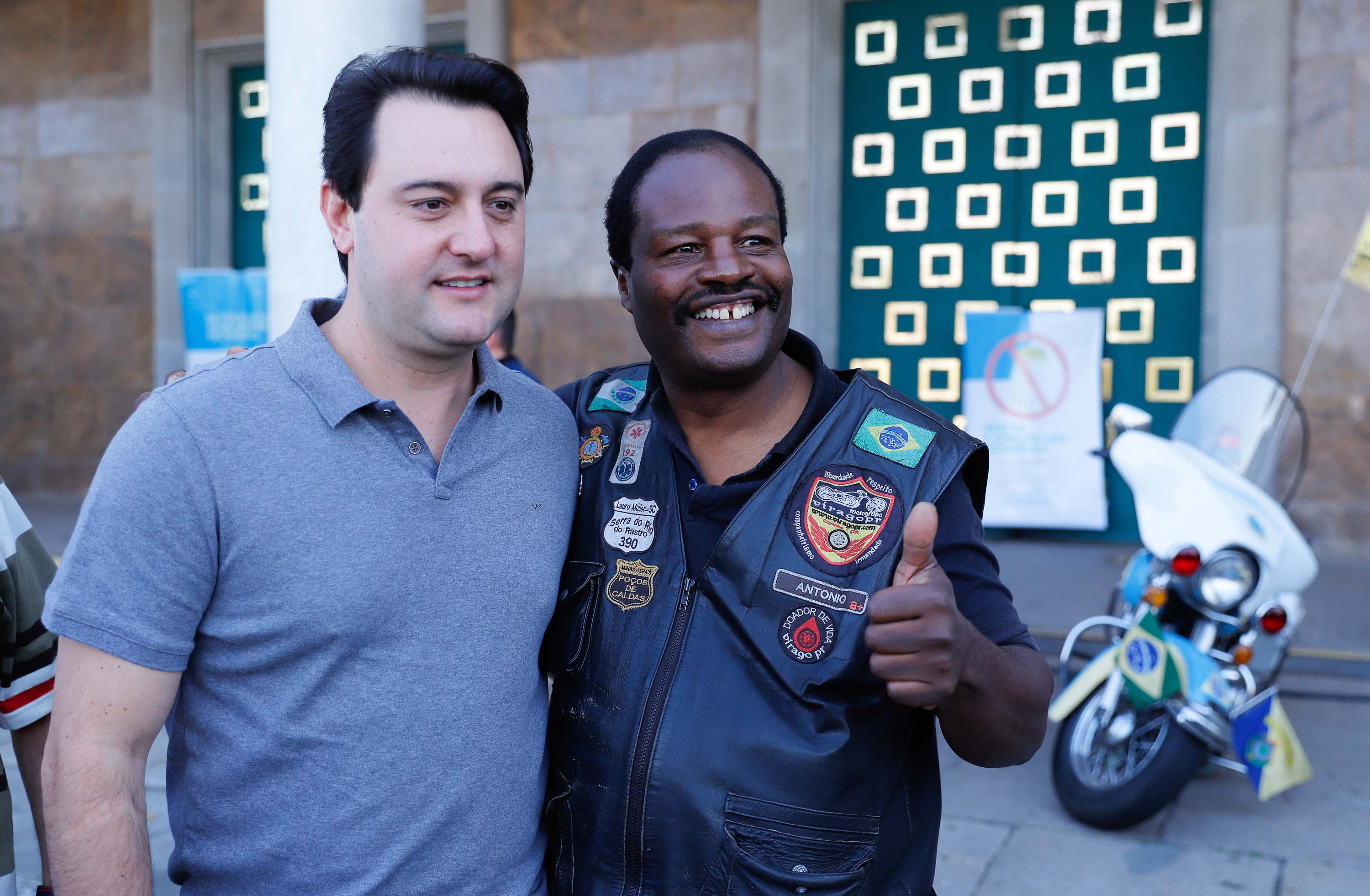 O governador Carlos Massa Ratinho Junior disse neste sábado (27) que o Governo do Paraná prepara, em parceria com motociclistas, uma agenda turística robusta para integrar ainda mais os clubes e potencializar as viagens ao encontro das belezas naturais do Estado. Ele participou das comemorações da 1ª Moto União, no Palácio Iguaçu, evento idealizado pelo Departamento de Trânsito do Paraná (Detran-PR) que passa a fazer parte do calendário estadual em razão do Dia do Motociclista.