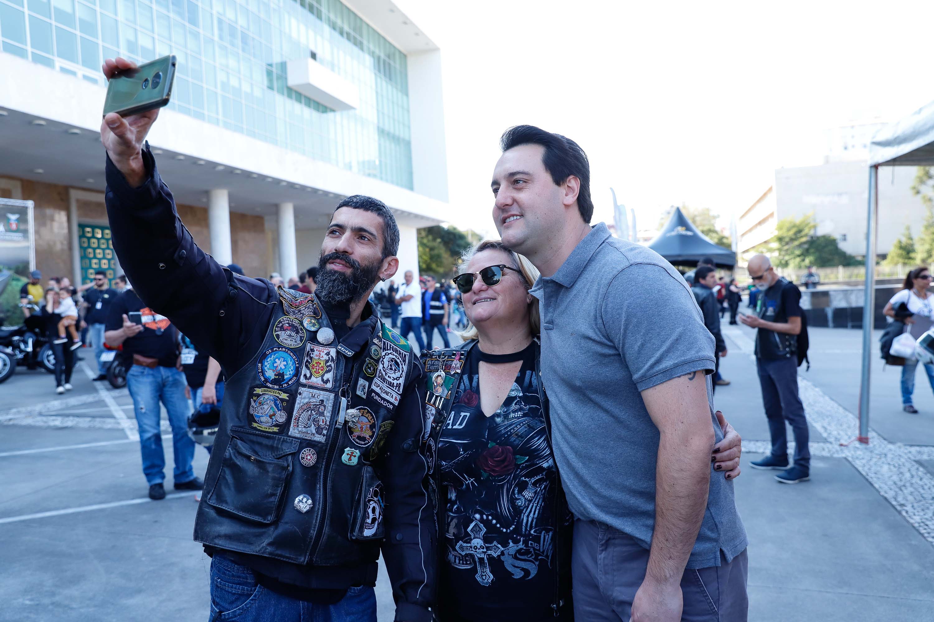 O governador Carlos Massa Ratinho Junior disse neste sábado (27) que o Governo do Paraná prepara, em parceria com motociclistas, uma agenda turística robusta para integrar ainda mais os clubes e potencializar as viagens ao encontro das belezas naturais do Estado. Ele participou das comemorações da 1ª Moto União, no Palácio Iguaçu, evento idealizado pelo Departamento de Trânsito do Paraná (Detran-PR) que passa a fazer parte do calendário estadual em razão do Dia do Motociclista.