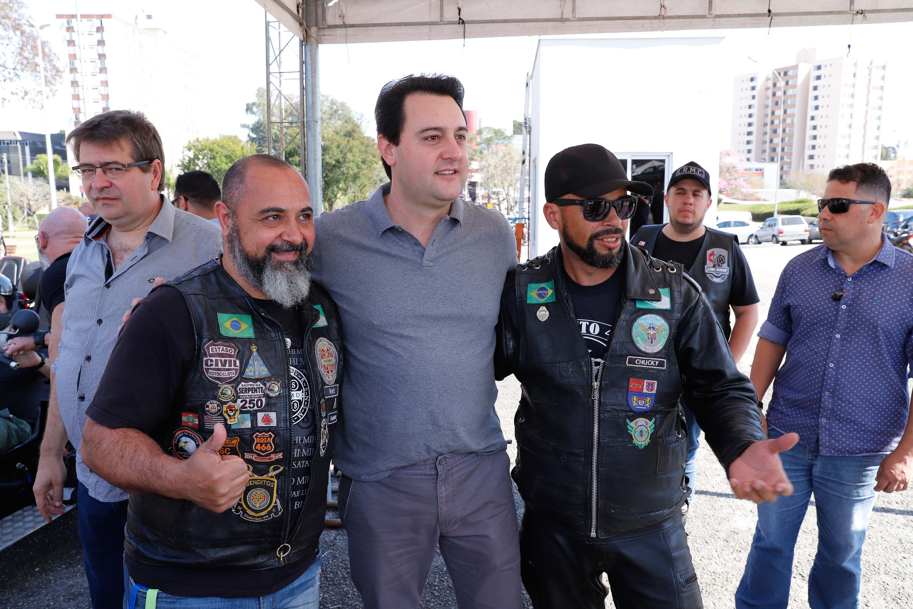 O governador Carlos Massa Ratinho Junior disse neste sábado (27) que o Governo do Paraná prepara, em parceria com motociclistas, uma agenda turística robusta para integrar ainda mais os clubes e potencializar as viagens ao encontro das belezas naturais do Estado. Ele participou das comemorações da 1ª Moto União, no Palácio Iguaçu, evento idealizado pelo Departamento de Trânsito do Paraná (Detran-PR) que passa a fazer parte do calendário estadual em razão do Dia do Motociclista.