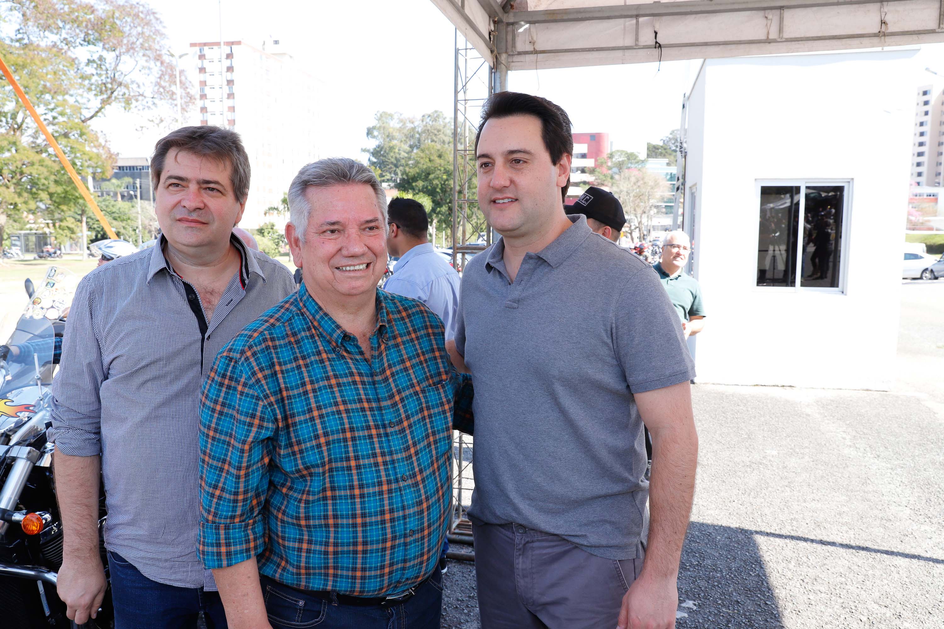 O governador Carlos Massa Ratinho Junior disse neste sábado (27) que o Governo do Paraná prepara, em parceria com motociclistas, uma agenda turística robusta para integrar ainda mais os clubes e potencializar as viagens ao encontro das belezas naturais do Estado. Ele participou das comemorações da 1ª Moto União, no Palácio Iguaçu, evento idealizado pelo Departamento de Trânsito do Paraná (Detran-PR) que passa a fazer parte do calendário estadual em razão do Dia do Motociclista.