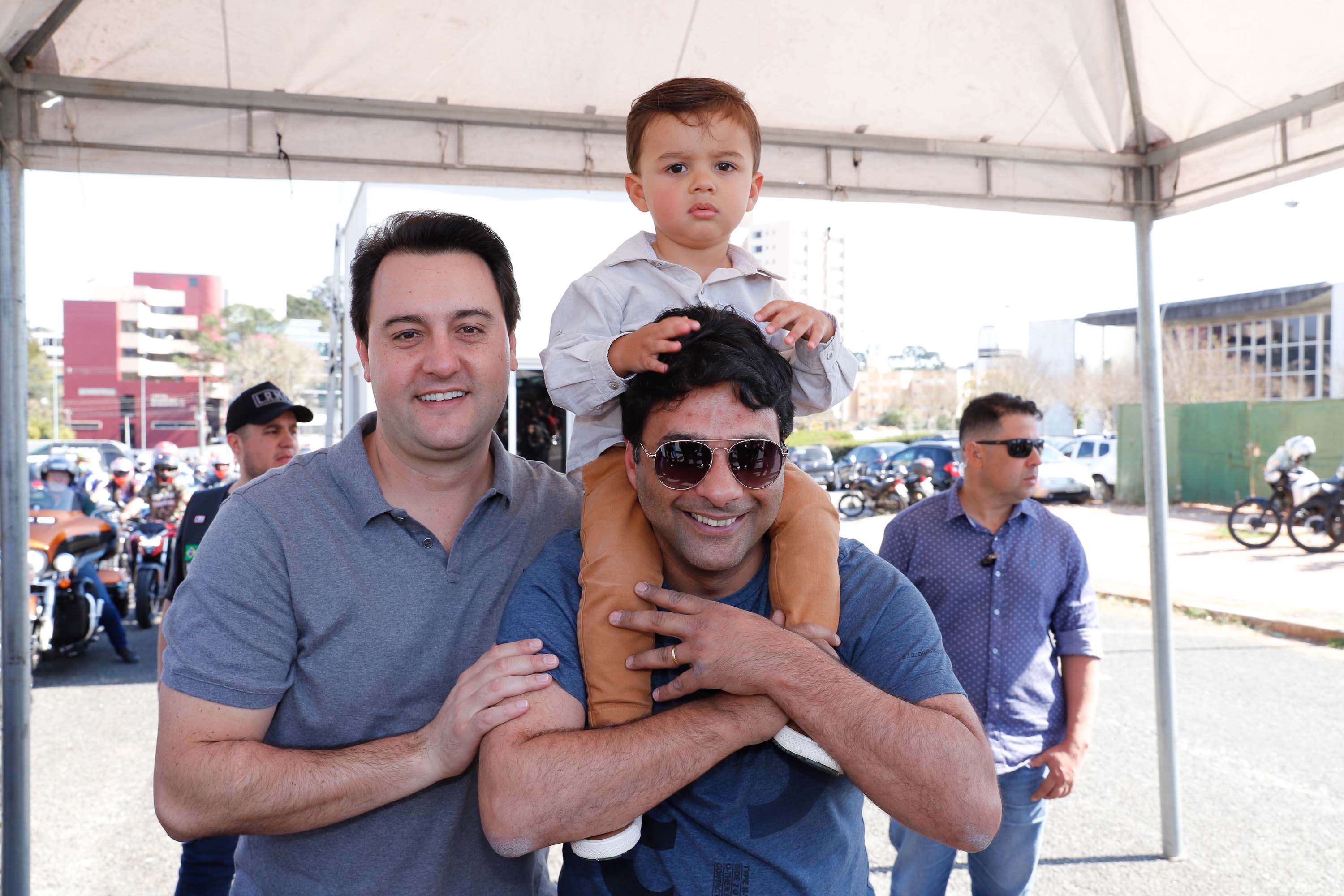 O governador Carlos Massa Ratinho Junior disse neste sábado (27) que o Governo do Paraná prepara, em parceria com motociclistas, uma agenda turística robusta para integrar ainda mais os clubes e potencializar as viagens ao encontro das belezas naturais do Estado. Ele participou das comemorações da 1ª Moto União, no Palácio Iguaçu, evento idealizado pelo Departamento de Trânsito do Paraná (Detran-PR) que passa a fazer parte do calendário estadual em razão do Dia do Motociclista.