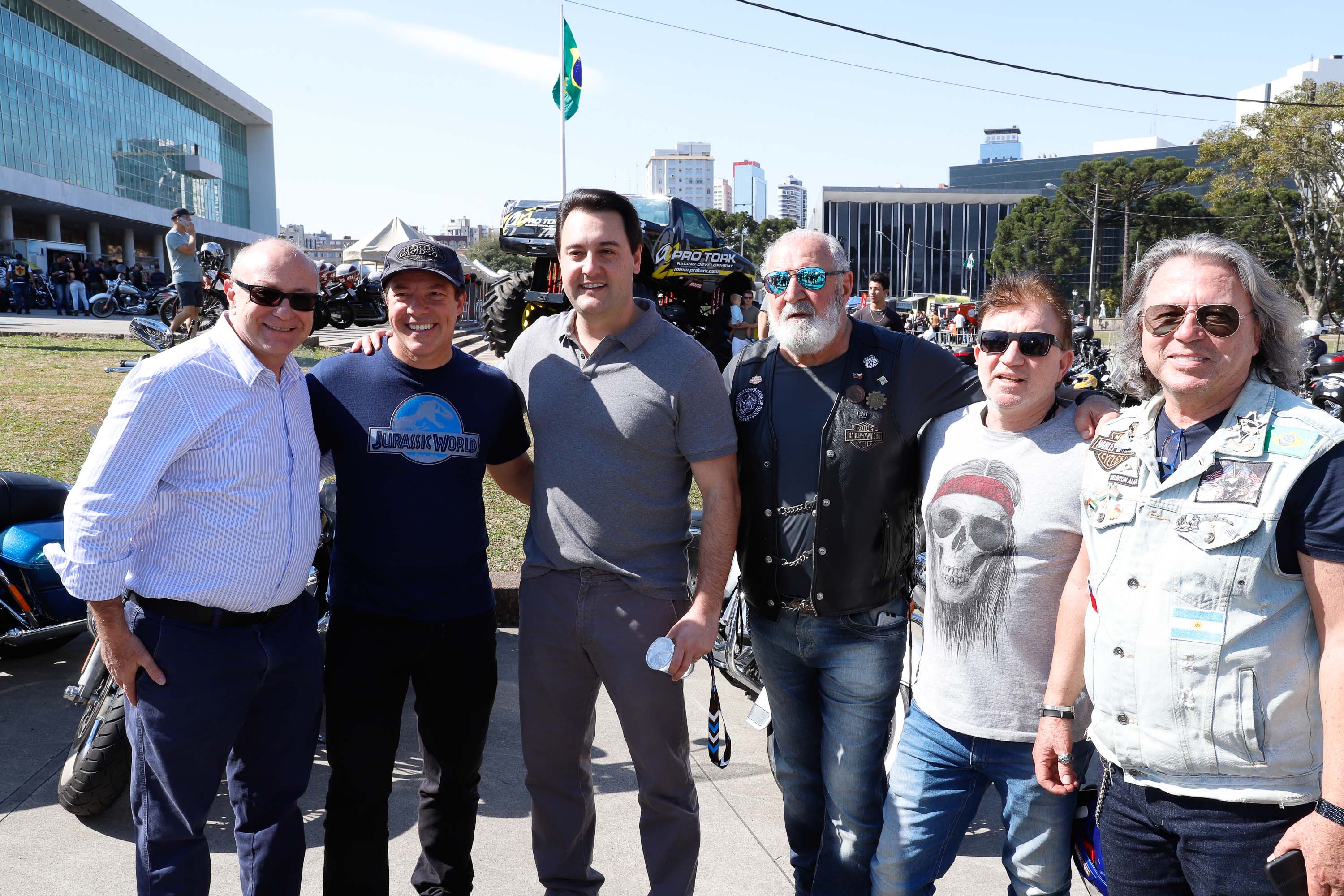O governador Carlos Massa Ratinho Junior disse neste sábado (27) que o Governo do Paraná prepara, em parceria com motociclistas, uma agenda turística robusta para integrar ainda mais os clubes e potencializar as viagens ao encontro das belezas naturais do Estado. Ele participou das comemorações da 1ª Moto União, no Palácio Iguaçu, evento idealizado pelo Departamento de Trânsito do Paraná (Detran-PR) que passa a fazer parte do calendário estadual em razão do Dia do Motociclista.