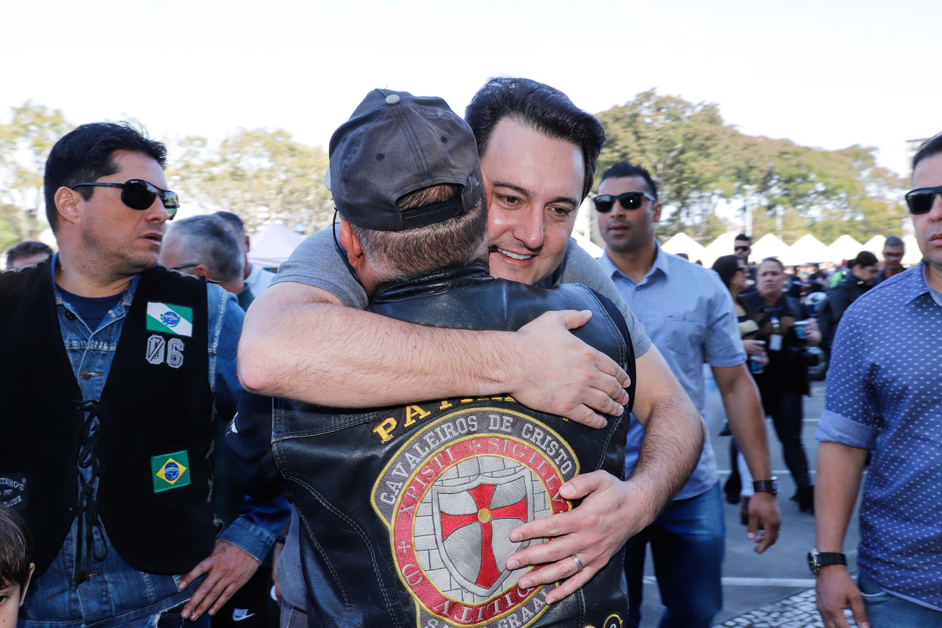 O governador Carlos Massa Ratinho Junior disse neste sábado (27) que o Governo do Paraná prepara, em parceria com motociclistas, uma agenda turística robusta para integrar ainda mais os clubes e potencializar as viagens ao encontro das belezas naturais do Estado. Ele participou das comemorações da 1ª Moto União, no Palácio Iguaçu, evento idealizado pelo Departamento de Trânsito do Paraná (Detran-PR) que passa a fazer parte do calendário estadual em razão do Dia do Motociclista.