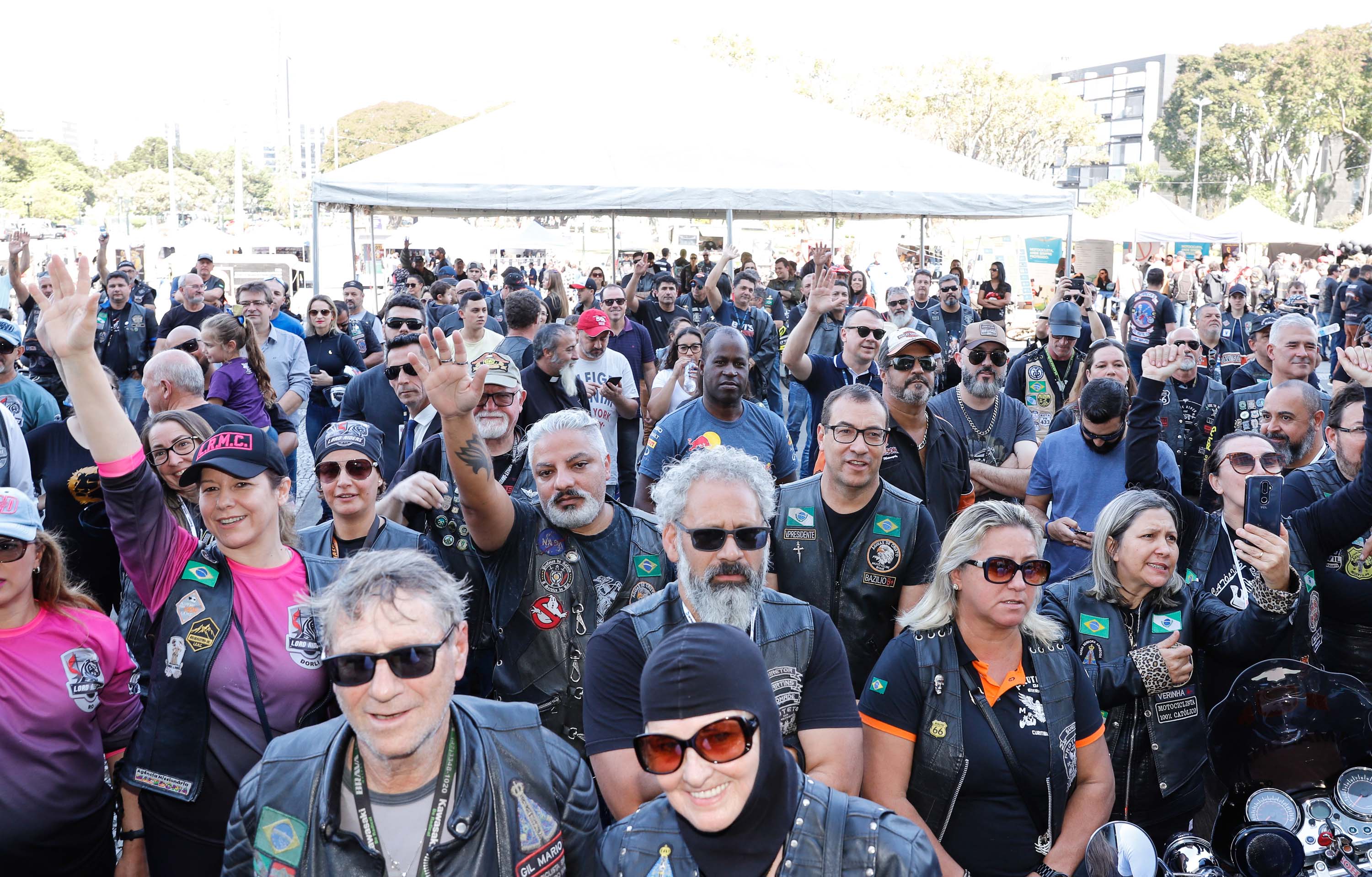 O governador Carlos Massa Ratinho Junior disse neste sábado (27) que o Governo do Paraná prepara, em parceria com motociclistas, uma agenda turística robusta para integrar ainda mais os clubes e potencializar as viagens ao encontro das belezas naturais do Estado. Ele participou das comemorações da 1ª Moto União, no Palácio Iguaçu, evento idealizado pelo Departamento de Trânsito do Paraná (Detran-PR) que passa a fazer parte do calendário estadual em razão do Dia do Motociclista.