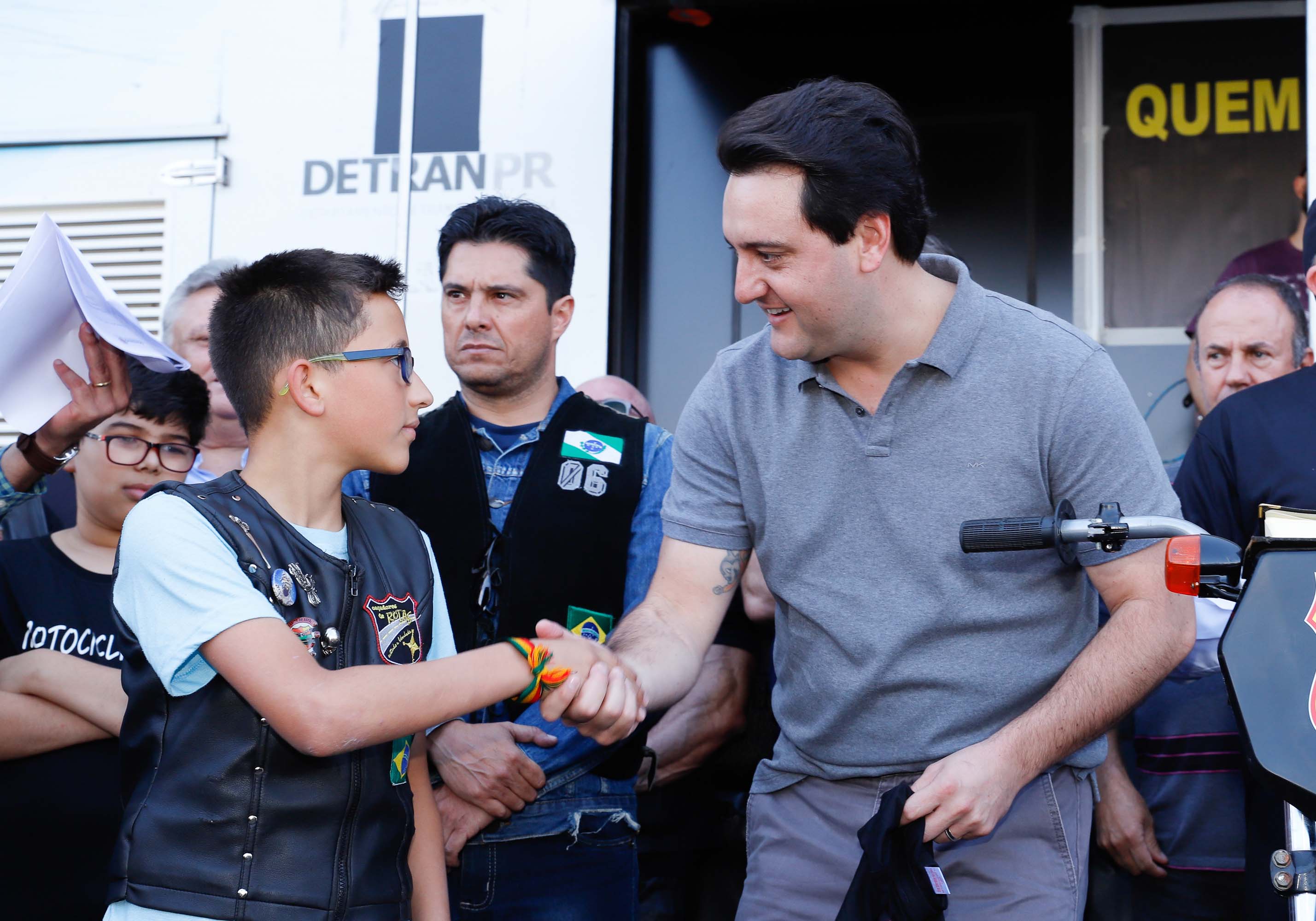 O governador Carlos Massa Ratinho Junior disse neste sábado (27) que o Governo do Paraná prepara, em parceria com motociclistas, uma agenda turística robusta para integrar ainda mais os clubes e potencializar as viagens ao encontro das belezas naturais do Estado. Ele participou das comemorações da 1ª Moto União, no Palácio Iguaçu, evento idealizado pelo Departamento de Trânsito do Paraná (Detran-PR) que passa a fazer parte do calendário estadual em razão do Dia do Motociclista.