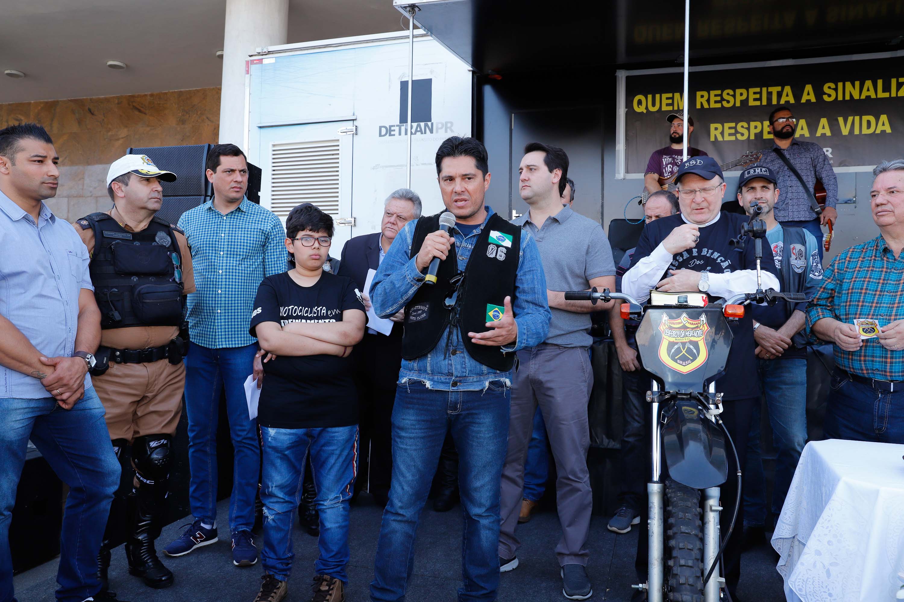 O governador Carlos Massa Ratinho Junior disse neste sábado (27) que o Governo do Paraná prepara, em parceria com motociclistas, uma agenda turística robusta para integrar ainda mais os clubes e potencializar as viagens ao encontro das belezas naturais do Estado. Ele participou das comemorações da 1ª Moto União, no Palácio Iguaçu, evento idealizado pelo Departamento de Trânsito do Paraná (Detran-PR) que passa a fazer parte do calendário estadual em razão do Dia do Motociclista.