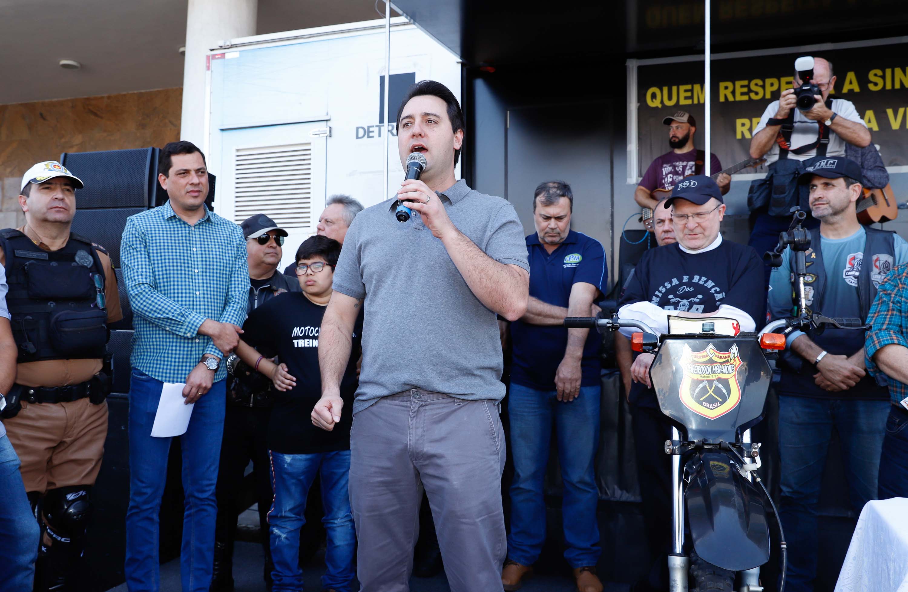 O governador Carlos Massa Ratinho Junior disse neste sábado (27) que o Governo do Paraná prepara, em parceria com motociclistas, uma agenda turística robusta para integrar ainda mais os clubes e potencializar as viagens ao encontro das belezas naturais do Estado. Ele participou das comemorações da 1ª Moto União, no Palácio Iguaçu, evento idealizado pelo Departamento de Trânsito do Paraná (Detran-PR) que passa a fazer parte do calendário estadual em razão do Dia do Motociclista.