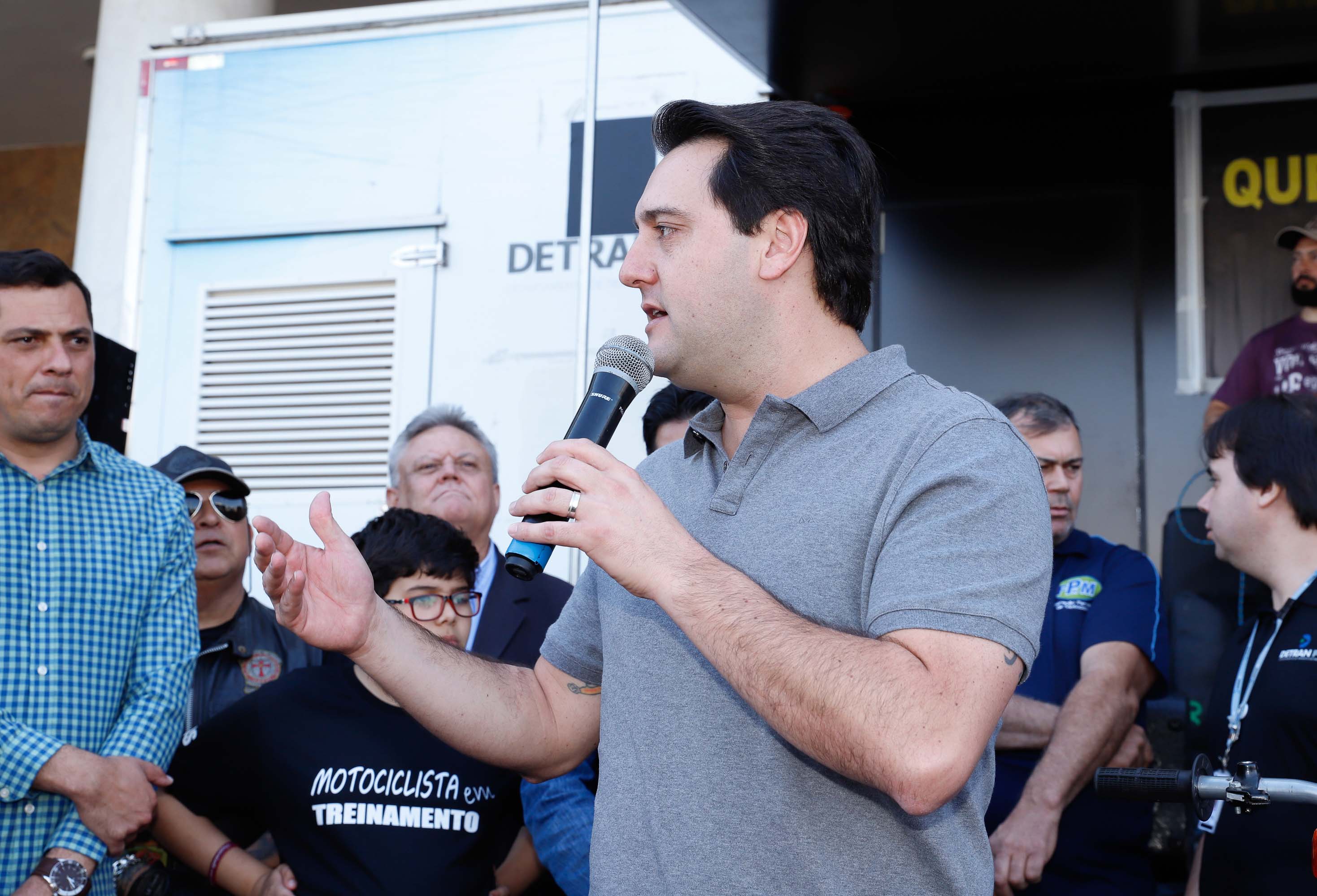 O governador Carlos Massa Ratinho Junior disse neste sábado (27) que o Governo do Paraná prepara, em parceria com motociclistas, uma agenda turística robusta para integrar ainda mais os clubes e potencializar as viagens ao encontro das belezas naturais do Estado. Ele participou das comemorações da 1ª Moto União, no Palácio Iguaçu, evento idealizado pelo Departamento de Trânsito do Paraná (Detran-PR) que passa a fazer parte do calendário estadual em razão do Dia do Motociclista.