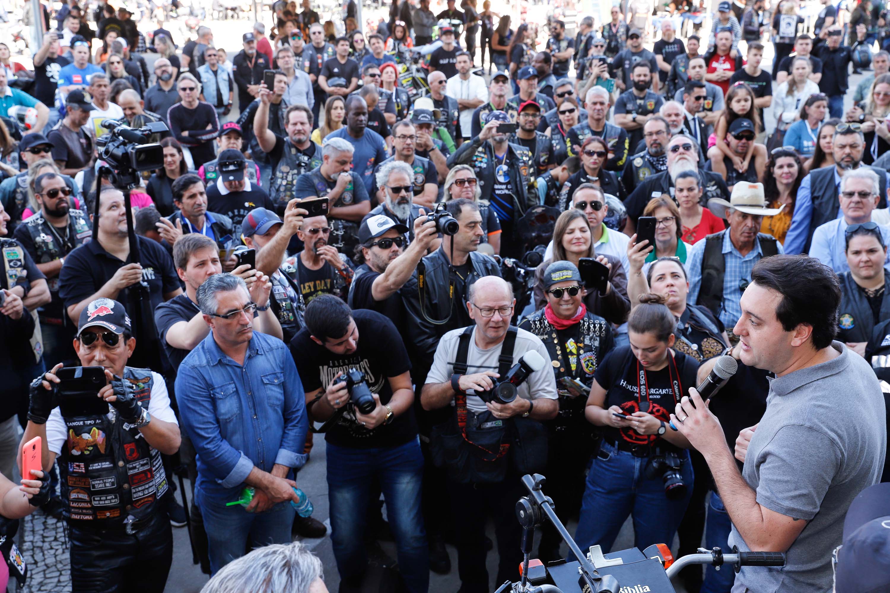 O governador Carlos Massa Ratinho Junior disse neste sábado (27) que o Governo do Paraná prepara, em parceria com motociclistas, uma agenda turística robusta para integrar ainda mais os clubes e potencializar as viagens ao encontro das belezas naturais do Estado. Ele participou das comemorações da 1ª Moto União, no Palácio Iguaçu, evento idealizado pelo Departamento de Trânsito do Paraná (Detran-PR) que passa a fazer parte do calendário estadual em razão do Dia do Motociclista.