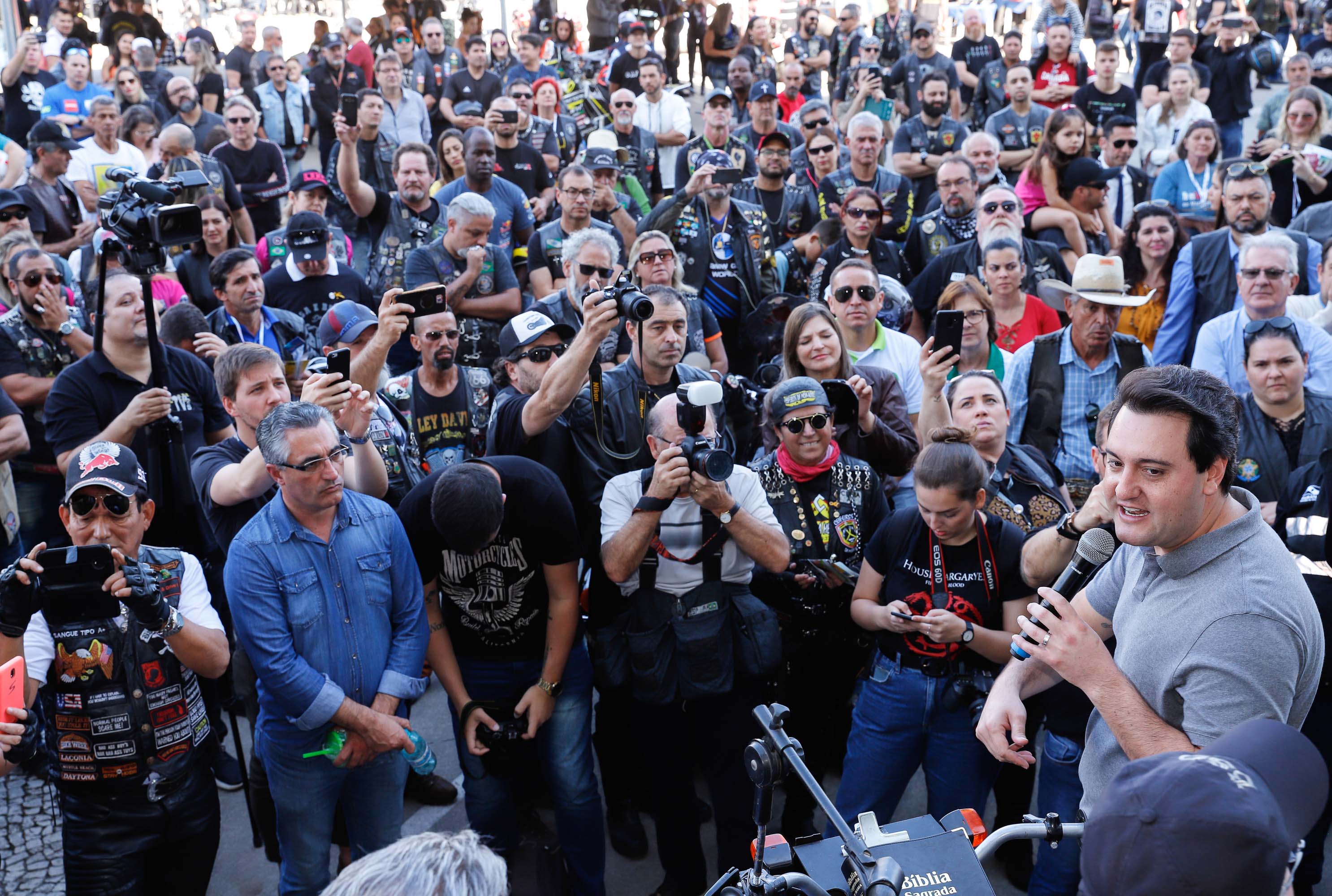O governador Carlos Massa Ratinho Junior disse neste sábado (27) que o Governo do Paraná prepara, em parceria com motociclistas, uma agenda turística robusta para integrar ainda mais os clubes e potencializar as viagens ao encontro das belezas naturais do Estado. Ele participou das comemorações da 1ª Moto União, no Palácio Iguaçu, evento idealizado pelo Departamento de Trânsito do Paraná (Detran-PR) que passa a fazer parte do calendário estadual em razão do Dia do Motociclista.