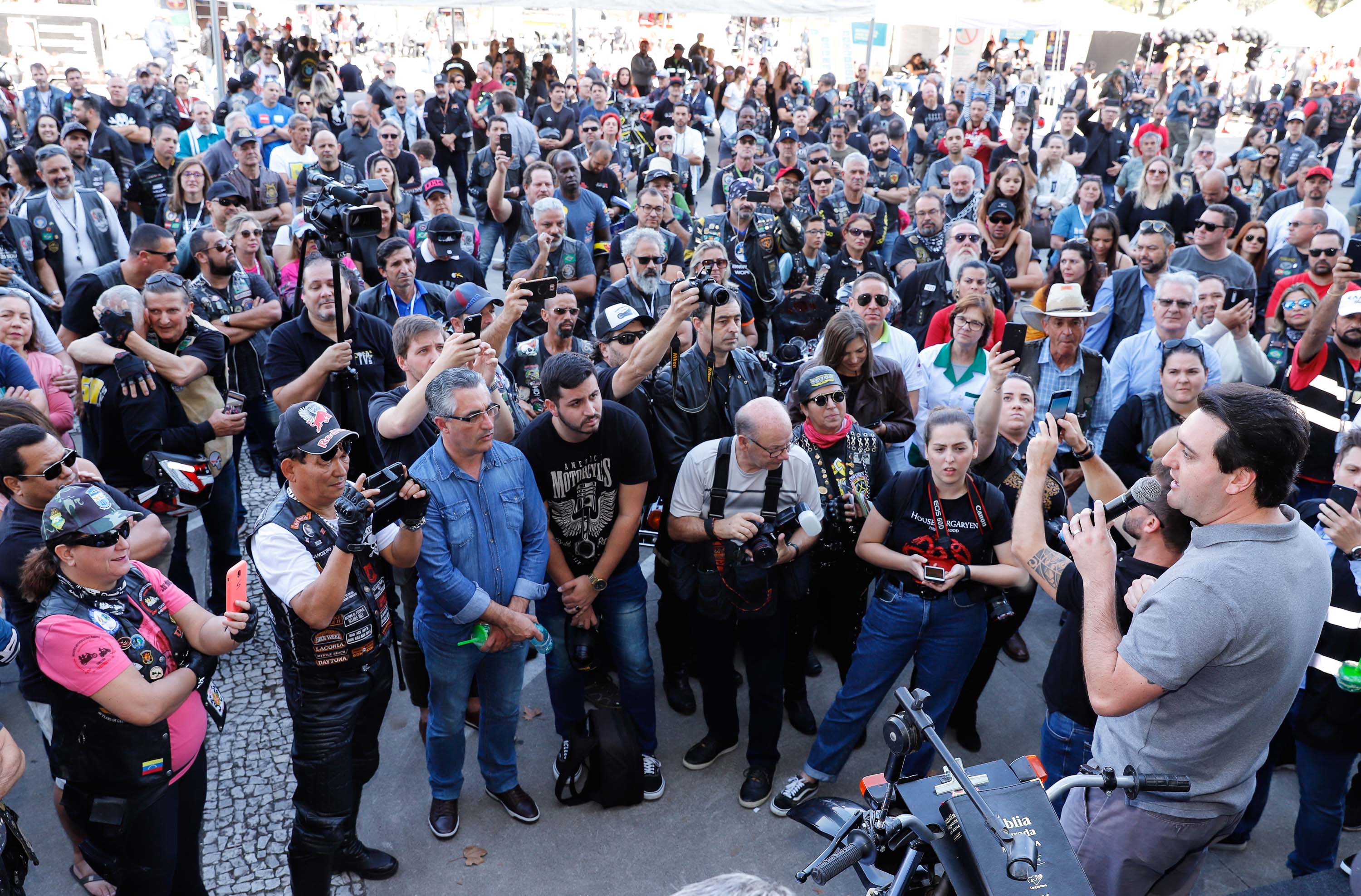 O governador Carlos Massa Ratinho Junior disse neste sábado (27) que o Governo do Paraná prepara, em parceria com motociclistas, uma agenda turística robusta para integrar ainda mais os clubes e potencializar as viagens ao encontro das belezas naturais do Estado. Ele participou das comemorações da 1ª Moto União, no Palácio Iguaçu, evento idealizado pelo Departamento de Trânsito do Paraná (Detran-PR) que passa a fazer parte do calendário estadual em razão do Dia do Motociclista.