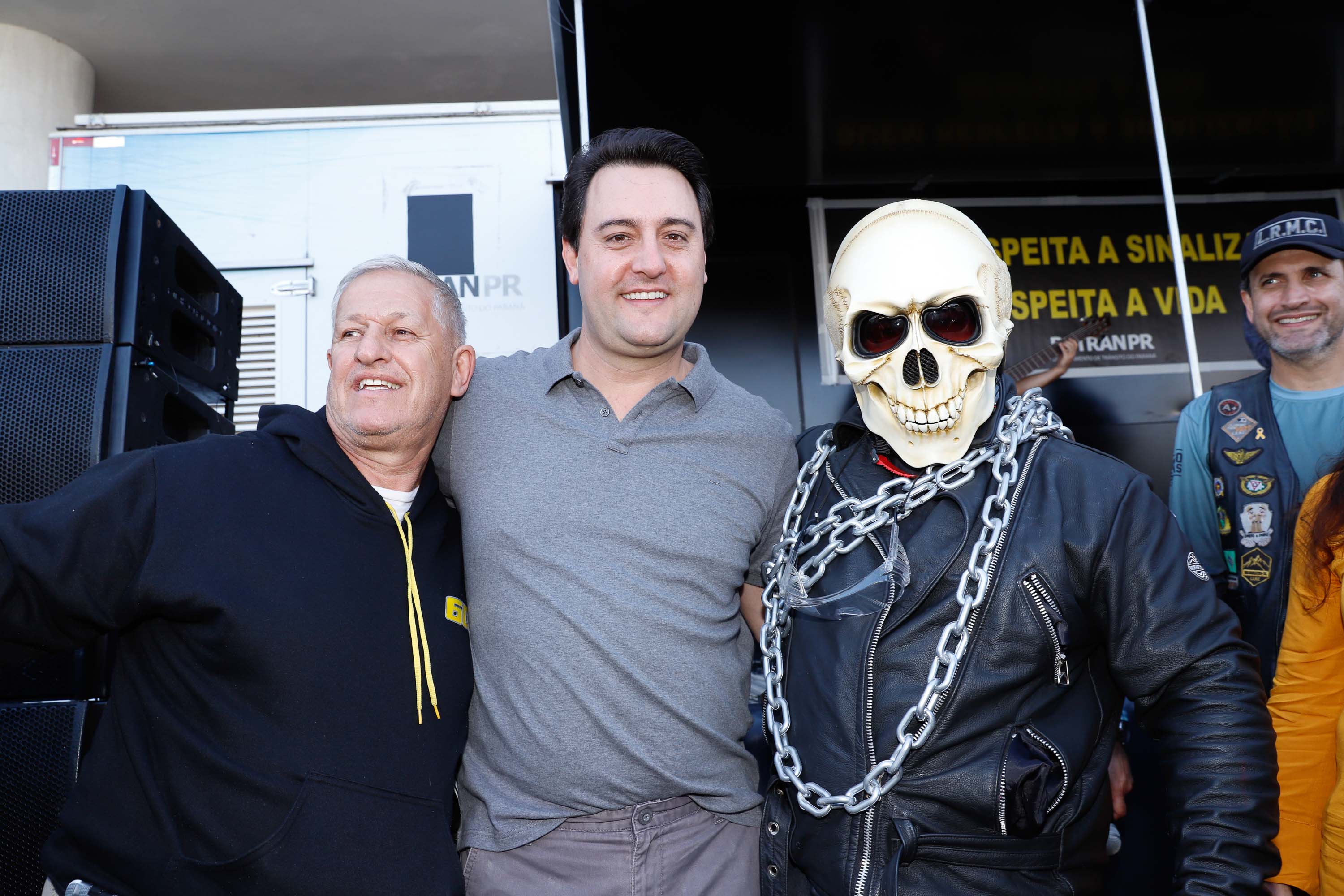 O governador Carlos Massa Ratinho Junior disse neste sábado (27) que o Governo do Paraná prepara, em parceria com motociclistas, uma agenda turística robusta para integrar ainda mais os clubes e potencializar as viagens ao encontro das belezas naturais do Estado. Ele participou das comemorações da 1ª Moto União, no Palácio Iguaçu, evento idealizado pelo Departamento de Trânsito do Paraná (Detran-PR) que passa a fazer parte do calendário estadual em razão do Dia do Motociclista.