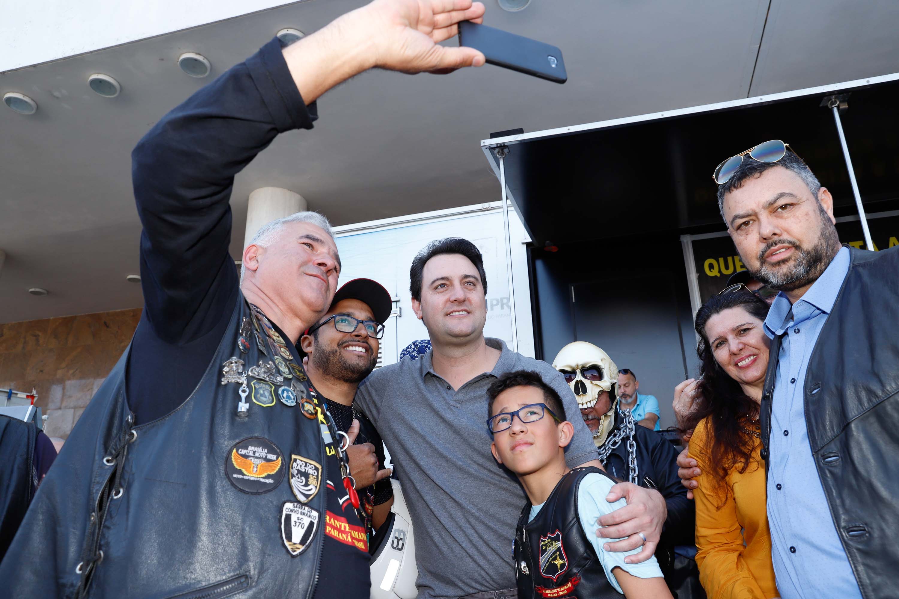O governador Carlos Massa Ratinho Junior disse neste sábado (27) que o Governo do Paraná prepara, em parceria com motociclistas, uma agenda turística robusta para integrar ainda mais os clubes e potencializar as viagens ao encontro das belezas naturais do Estado. Ele participou das comemorações da 1ª Moto União, no Palácio Iguaçu, evento idealizado pelo Departamento de Trânsito do Paraná (Detran-PR) que passa a fazer parte do calendário estadual em razão do Dia do Motociclista.