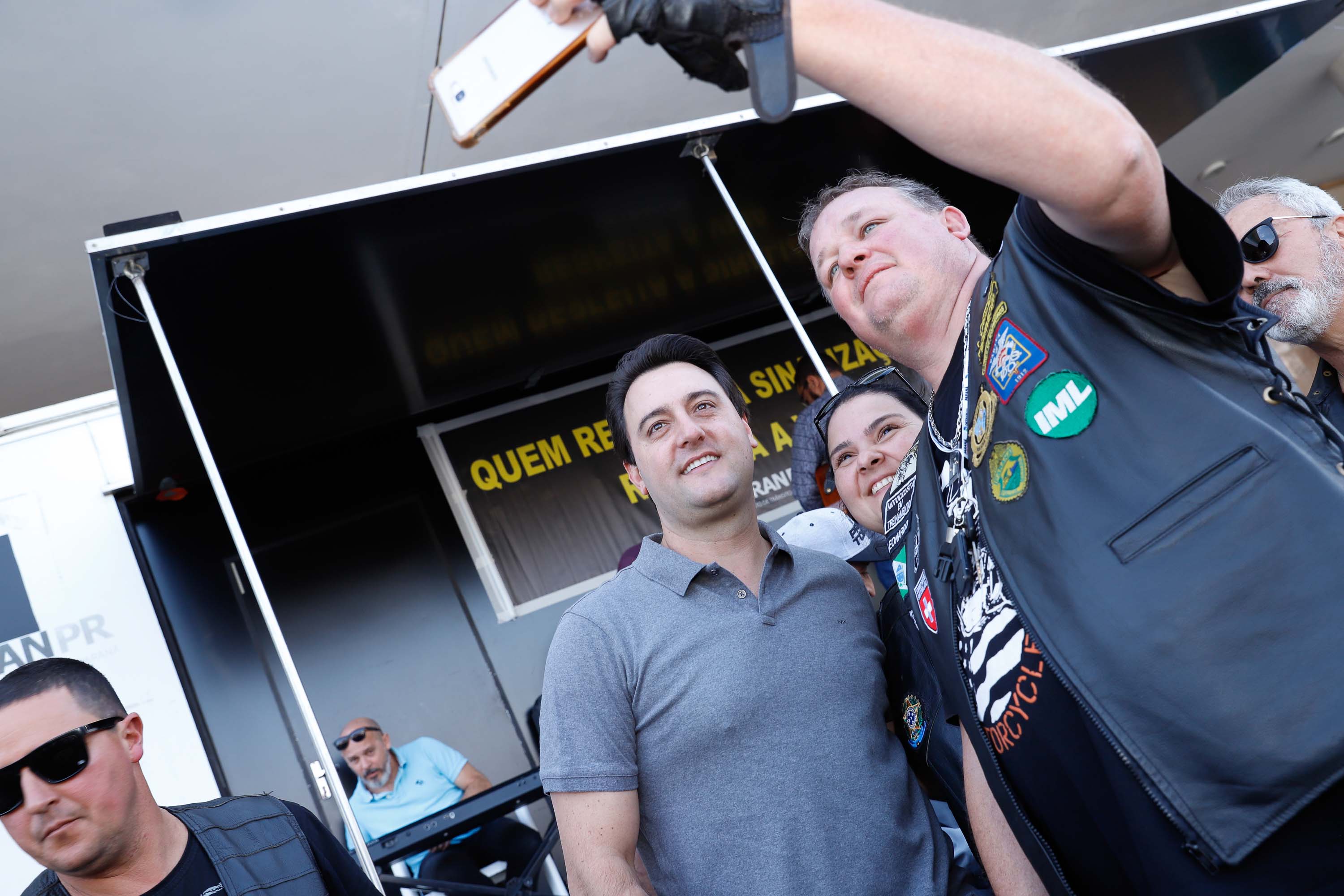O governador Carlos Massa Ratinho Junior disse neste sábado (27) que o Governo do Paraná prepara, em parceria com motociclistas, uma agenda turística robusta para integrar ainda mais os clubes e potencializar as viagens ao encontro das belezas naturais do Estado. Ele participou das comemorações da 1ª Moto União, no Palácio Iguaçu, evento idealizado pelo Departamento de Trânsito do Paraná (Detran-PR) que passa a fazer parte do calendário estadual em razão do Dia do Motociclista.