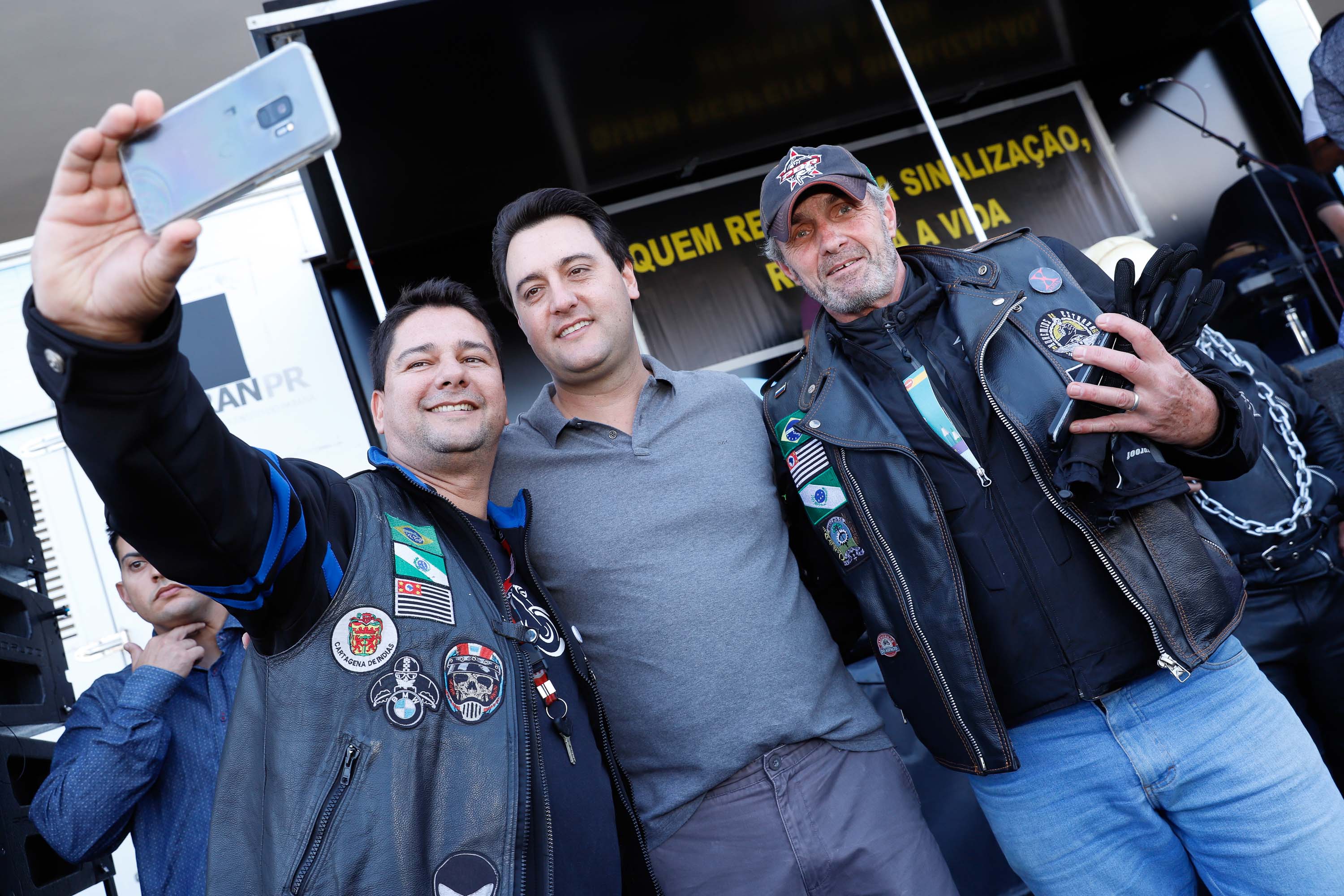 O governador Carlos Massa Ratinho Junior disse neste sábado (27) que o Governo do Paraná prepara, em parceria com motociclistas, uma agenda turística robusta para integrar ainda mais os clubes e potencializar as viagens ao encontro das belezas naturais do Estado. Ele participou das comemorações da 1ª Moto União, no Palácio Iguaçu, evento idealizado pelo Departamento de Trânsito do Paraná (Detran-PR) que passa a fazer parte do calendário estadual em razão do Dia do Motociclista.