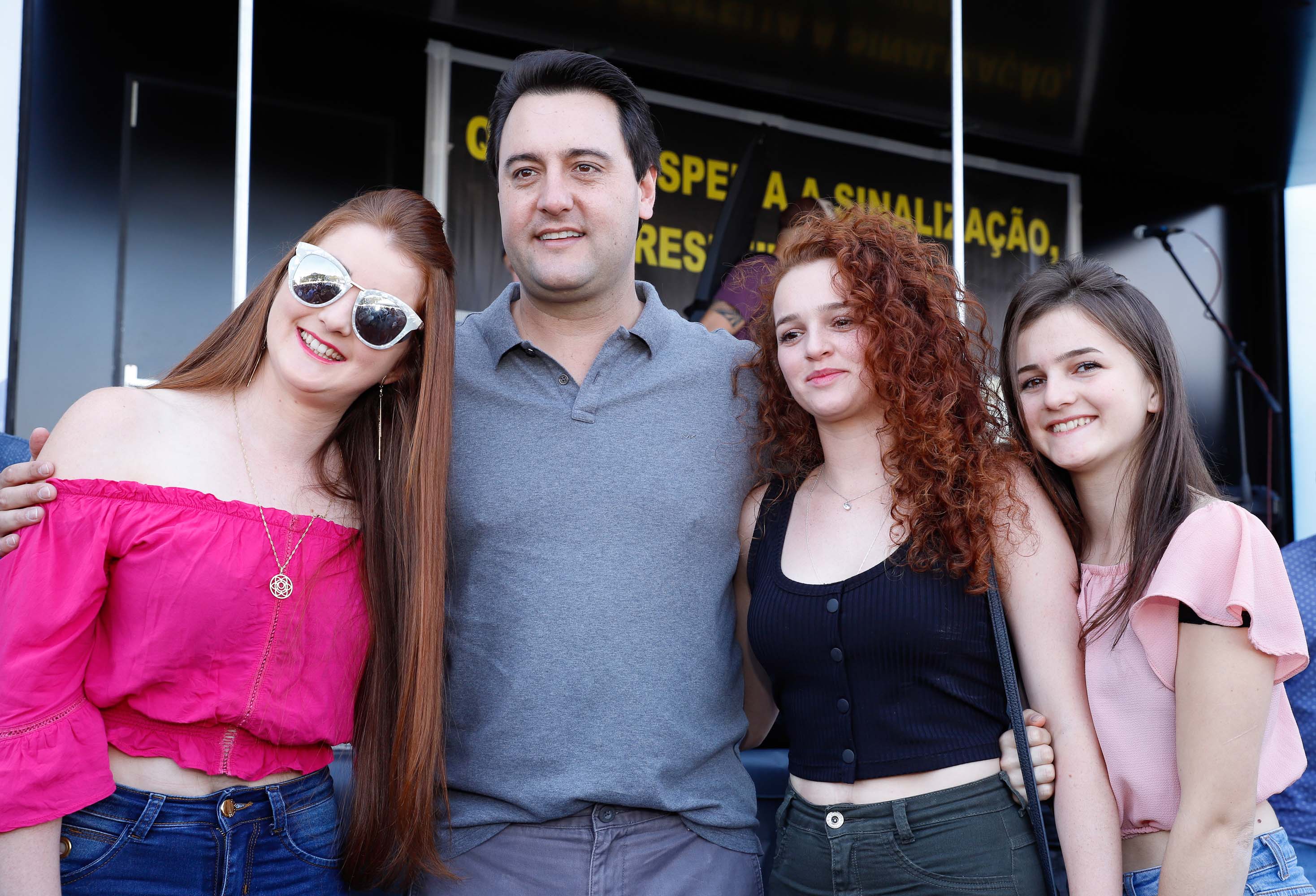 O governador Carlos Massa Ratinho Junior disse neste sábado (27) que o Governo do Paraná prepara, em parceria com motociclistas, uma agenda turística robusta para integrar ainda mais os clubes e potencializar as viagens ao encontro das belezas naturais do Estado. Ele participou das comemorações da 1ª Moto União, no Palácio Iguaçu, evento idealizado pelo Departamento de Trânsito do Paraná (Detran-PR) que passa a fazer parte do calendário estadual em razão do Dia do Motociclista.