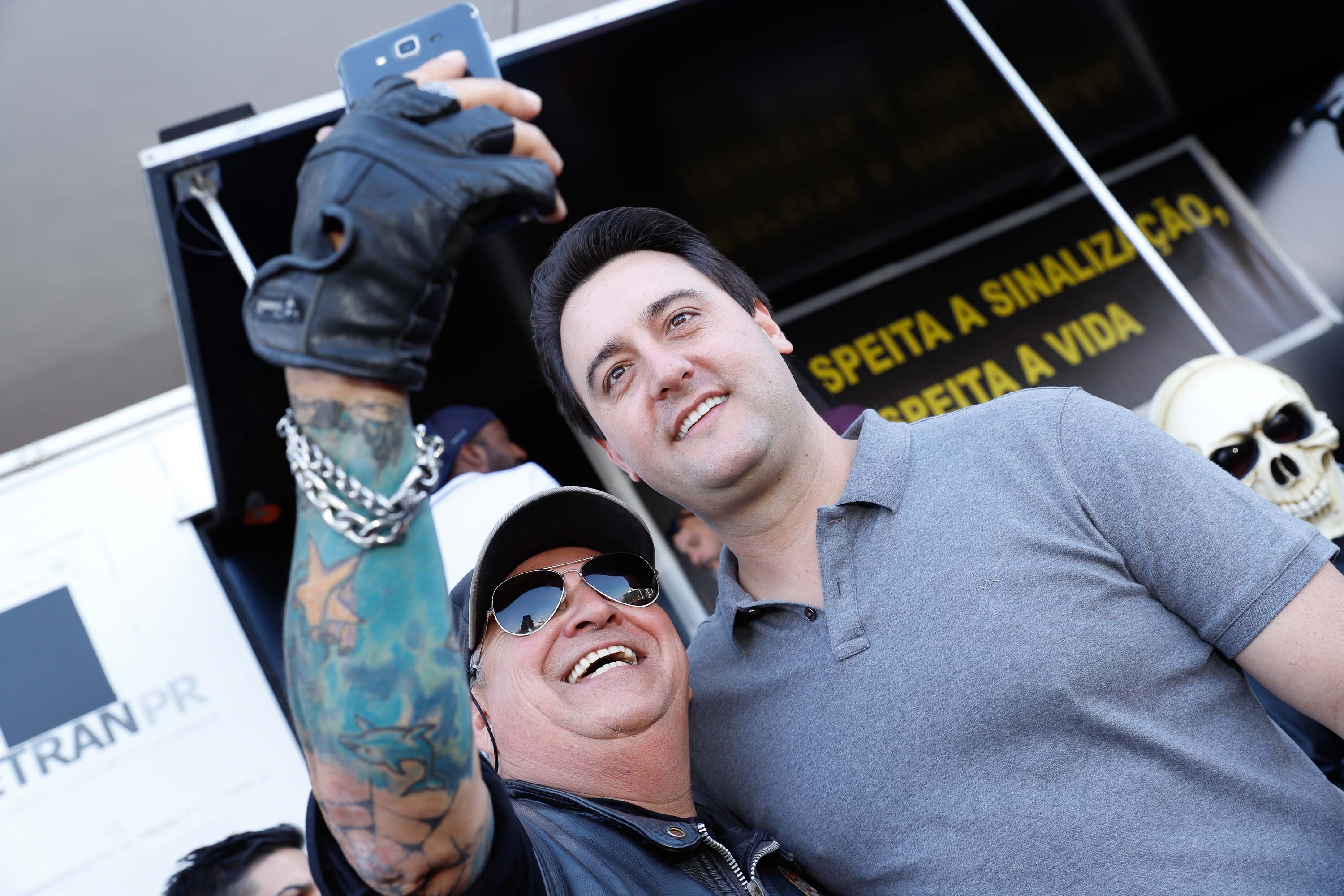 O governador Carlos Massa Ratinho Junior disse neste sábado (27) que o Governo do Paraná prepara, em parceria com motociclistas, uma agenda turística robusta para integrar ainda mais os clubes e potencializar as viagens ao encontro das belezas naturais do Estado. Ele participou das comemorações da 1ª Moto União, no Palácio Iguaçu, evento idealizado pelo Departamento de Trânsito do Paraná (Detran-PR) que passa a fazer parte do calendário estadual em razão do Dia do Motociclista.