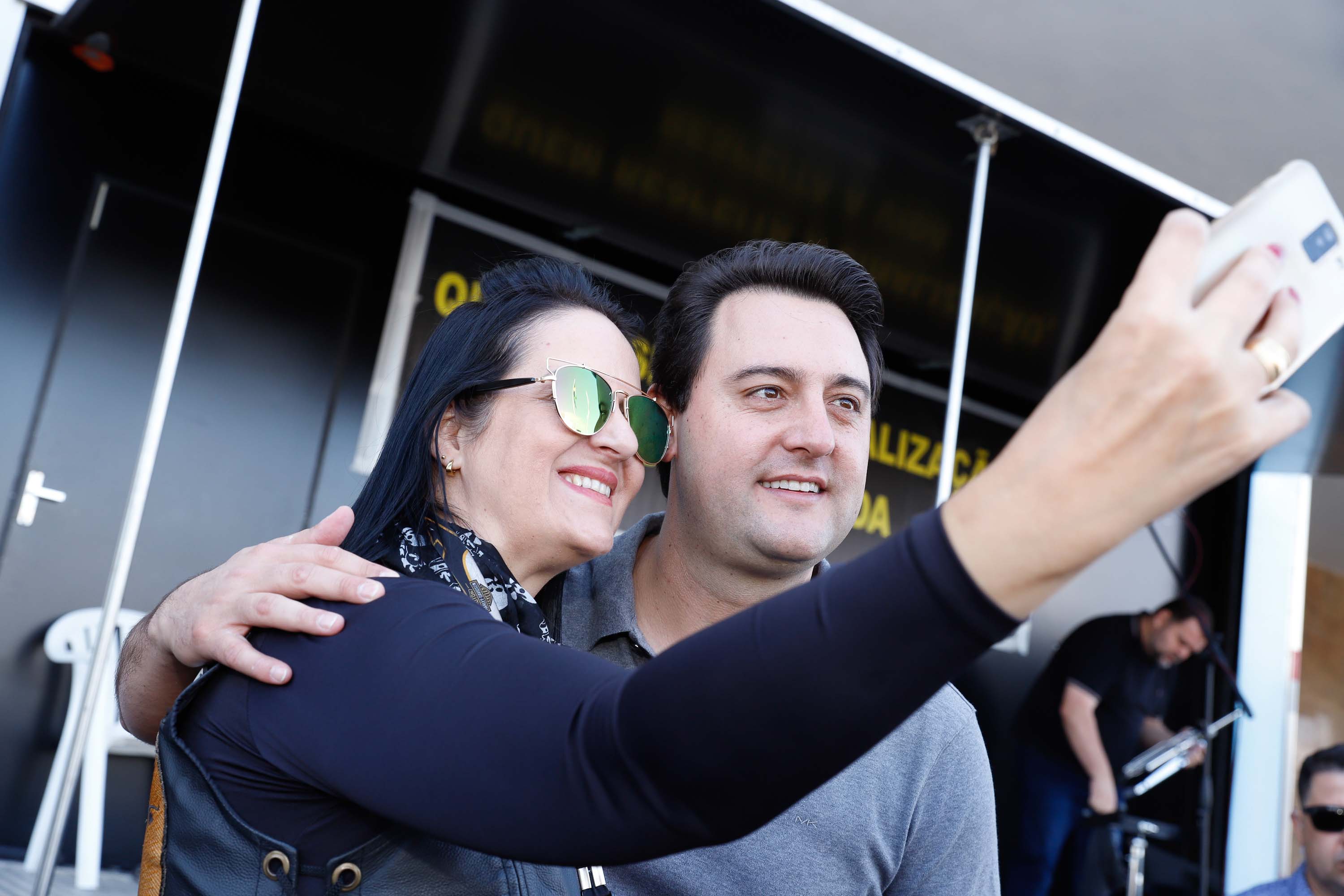 O governador Carlos Massa Ratinho Junior disse neste sábado (27) que o Governo do Paraná prepara, em parceria com motociclistas, uma agenda turística robusta para integrar ainda mais os clubes e potencializar as viagens ao encontro das belezas naturais do Estado. Ele participou das comemorações da 1ª Moto União, no Palácio Iguaçu, evento idealizado pelo Departamento de Trânsito do Paraná (Detran-PR) que passa a fazer parte do calendário estadual em razão do Dia do Motociclista.