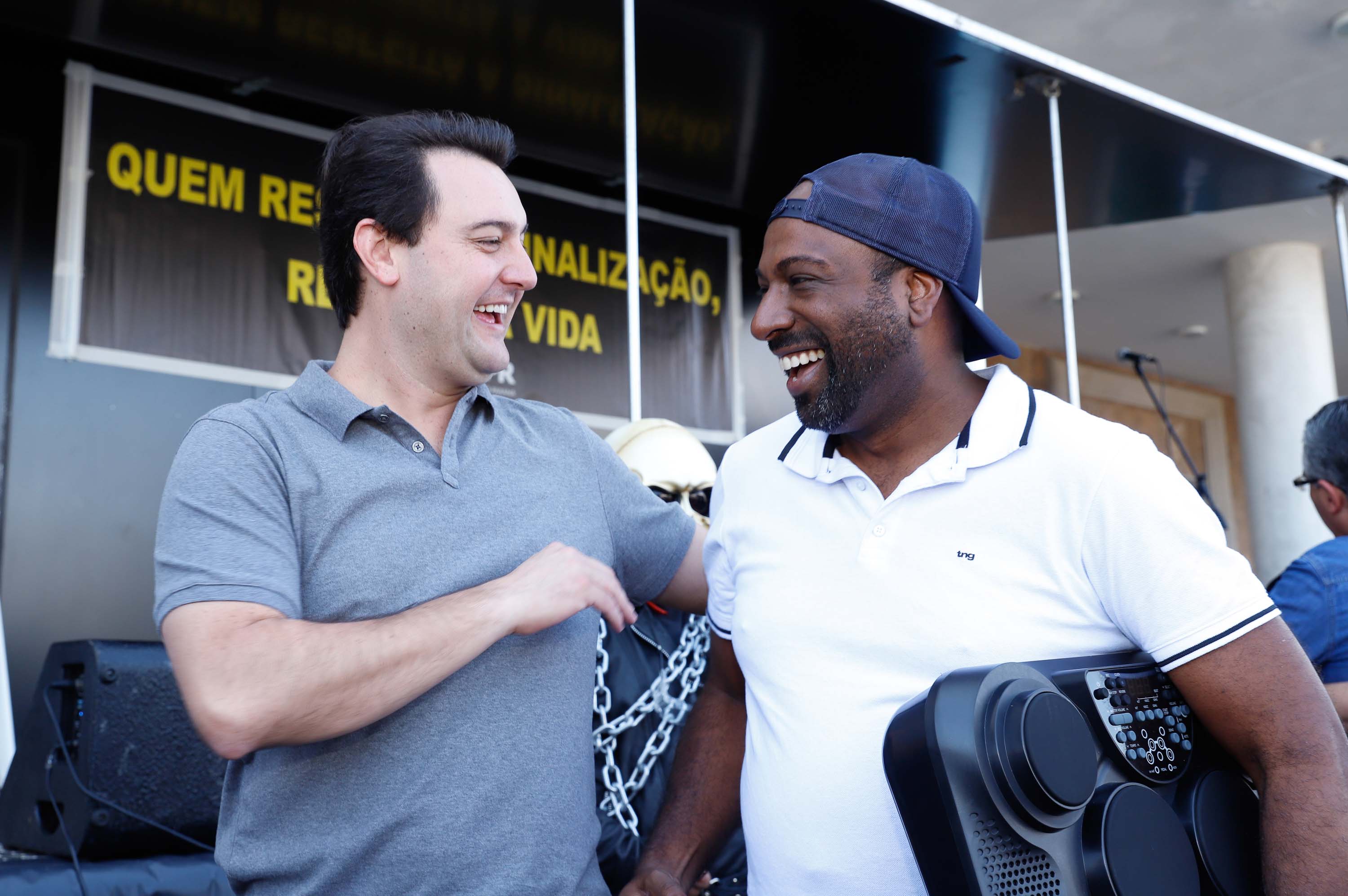 O governador Carlos Massa Ratinho Junior disse neste sábado (27) que o Governo do Paraná prepara, em parceria com motociclistas, uma agenda turística robusta para integrar ainda mais os clubes e potencializar as viagens ao encontro das belezas naturais do Estado. Ele participou das comemorações da 1ª Moto União, no Palácio Iguaçu, evento idealizado pelo Departamento de Trânsito do Paraná (Detran-PR) que passa a fazer parte do calendário estadual em razão do Dia do Motociclista.