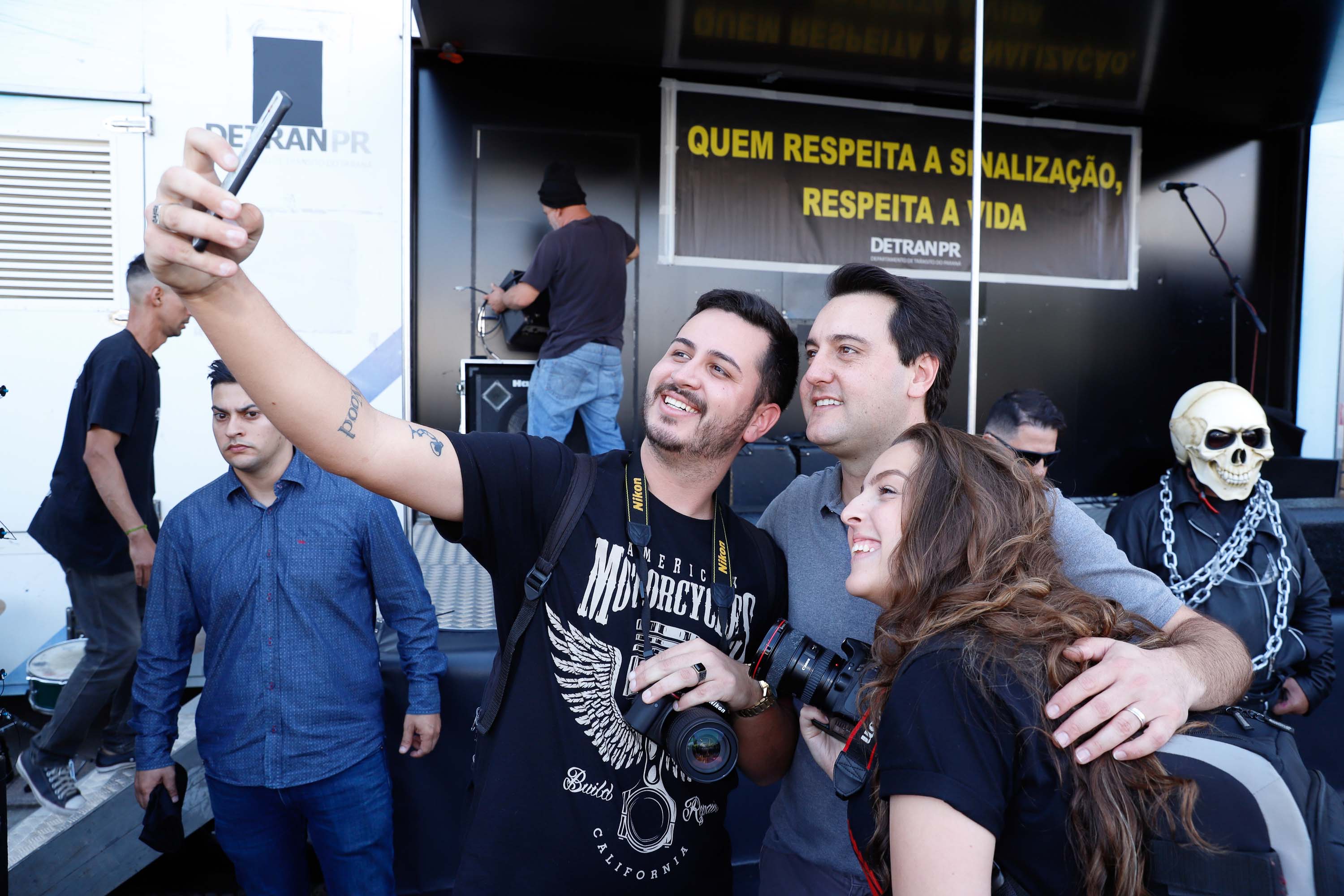 O governador Carlos Massa Ratinho Junior disse neste sábado (27) que o Governo do Paraná prepara, em parceria com motociclistas, uma agenda turística robusta para integrar ainda mais os clubes e potencializar as viagens ao encontro das belezas naturais do Estado. Ele participou das comemorações da 1ª Moto União, no Palácio Iguaçu, evento idealizado pelo Departamento de Trânsito do Paraná (Detran-PR) que passa a fazer parte do calendário estadual em razão do Dia do Motociclista.