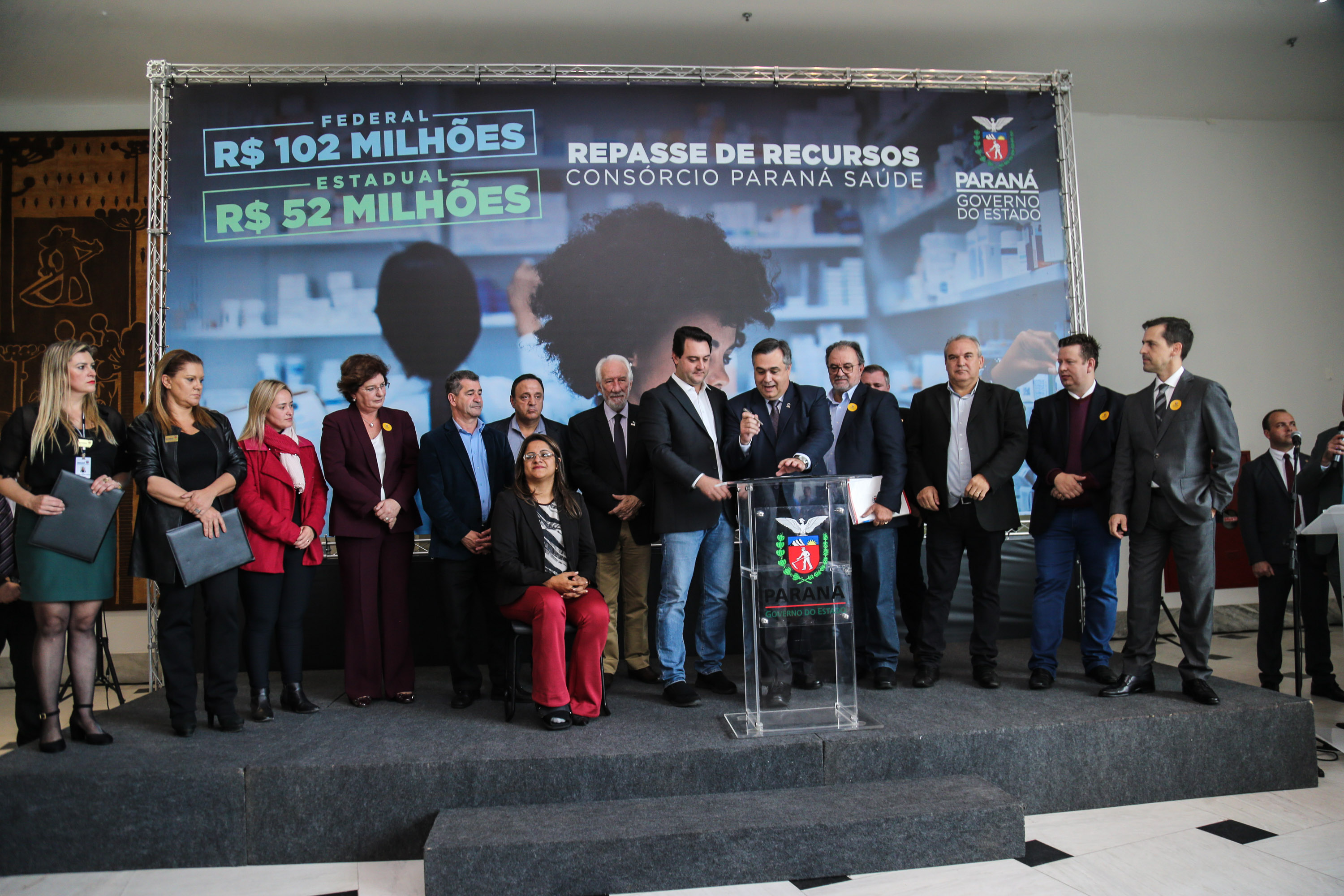 O governador Carlos Massa Ratinho Junior assina nesta quarta-feira (31), no Palácio Iguaçu, em Curitiba, convênio com o Consórcio Paraná Saúde para repasse de recursos destinados à compra de medicamentos. Os medicamentos são para a Farmácia Paraná, que faz parte do sistema público de saúde e atende gratuitamente a população pelo SUS. Curitiba, 31/07/2019 -Foto: Geraldo Bubniak/ANPr