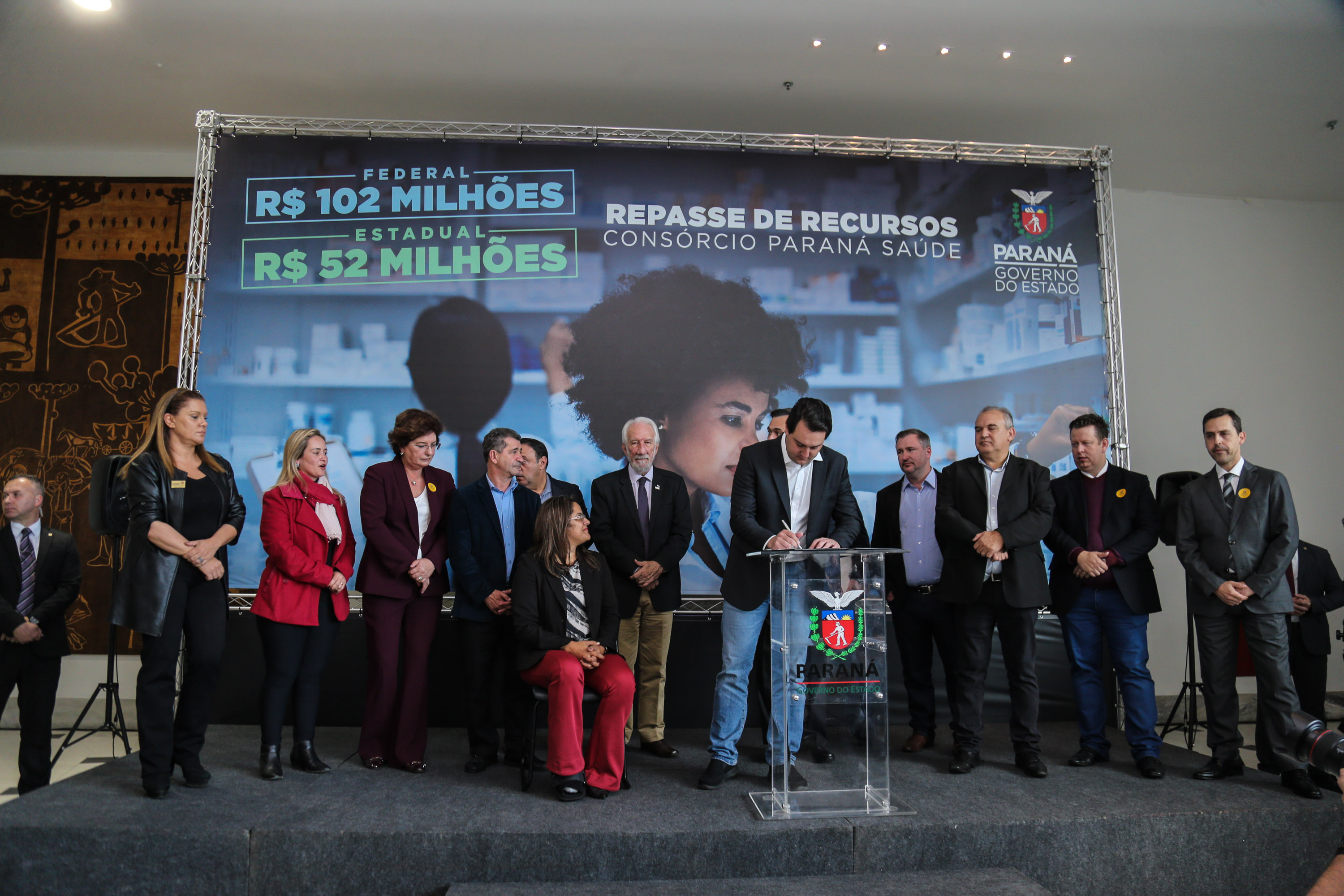 O governador Carlos Massa Ratinho Junior assina nesta quarta-feira (31), no Palácio Iguaçu, em Curitiba, convênio com o Consórcio Paraná Saúde para repasse de recursos destinados à compra de medicamentos. Os medicamentos são para a Farmácia Paraná, que faz parte do sistema público de saúde e atende gratuitamente a população pelo SUS. Curitiba, 31/07/2019 -Foto: Geraldo Bubniak/ANPr