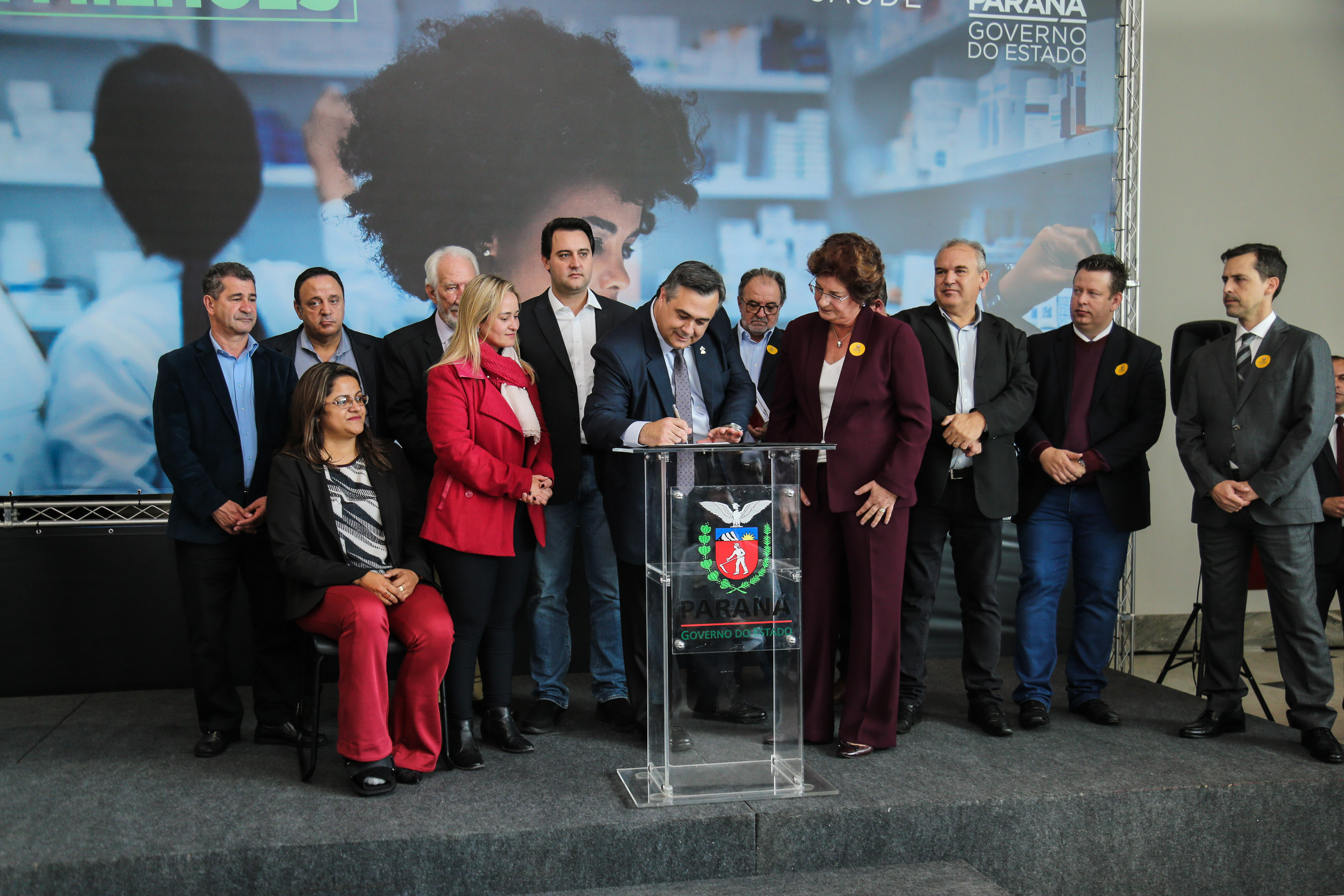 O governador Carlos Massa Ratinho Junior assina nesta quarta-feira (31), no Palácio Iguaçu, em Curitiba, convênio com o Consórcio Paraná Saúde para repasse de recursos destinados à compra de medicamentos. Os medicamentos são para a Farmácia Paraná, que faz parte do sistema público de saúde e atende gratuitamente a população pelo SUS. Curitiba, 31/07/2019 -Foto: Geraldo Bubniak/ANPr