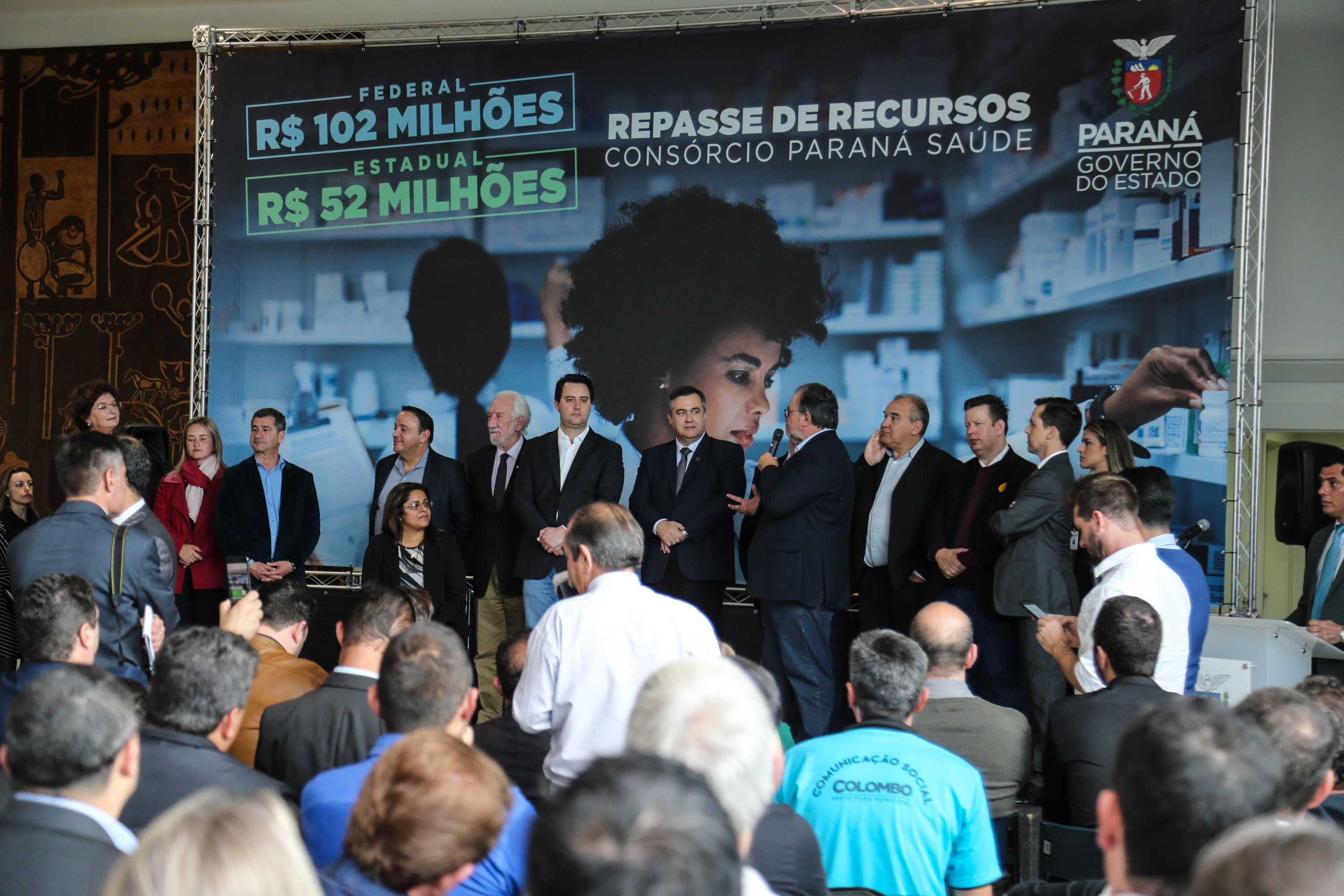 O governador Carlos Massa Ratinho Junior assina nesta quarta-feira (31), no Palácio Iguaçu, em Curitiba, convênio com o Consórcio Paraná Saúde para repasse de recursos destinados à compra de medicamentos. Os medicamentos são para a Farmácia Paraná, que faz parte do sistema público de saúde e atende gratuitamente a população pelo SUS. Curitiba, 31/07/2019 -Foto: Geraldo Bubniak/ANPr