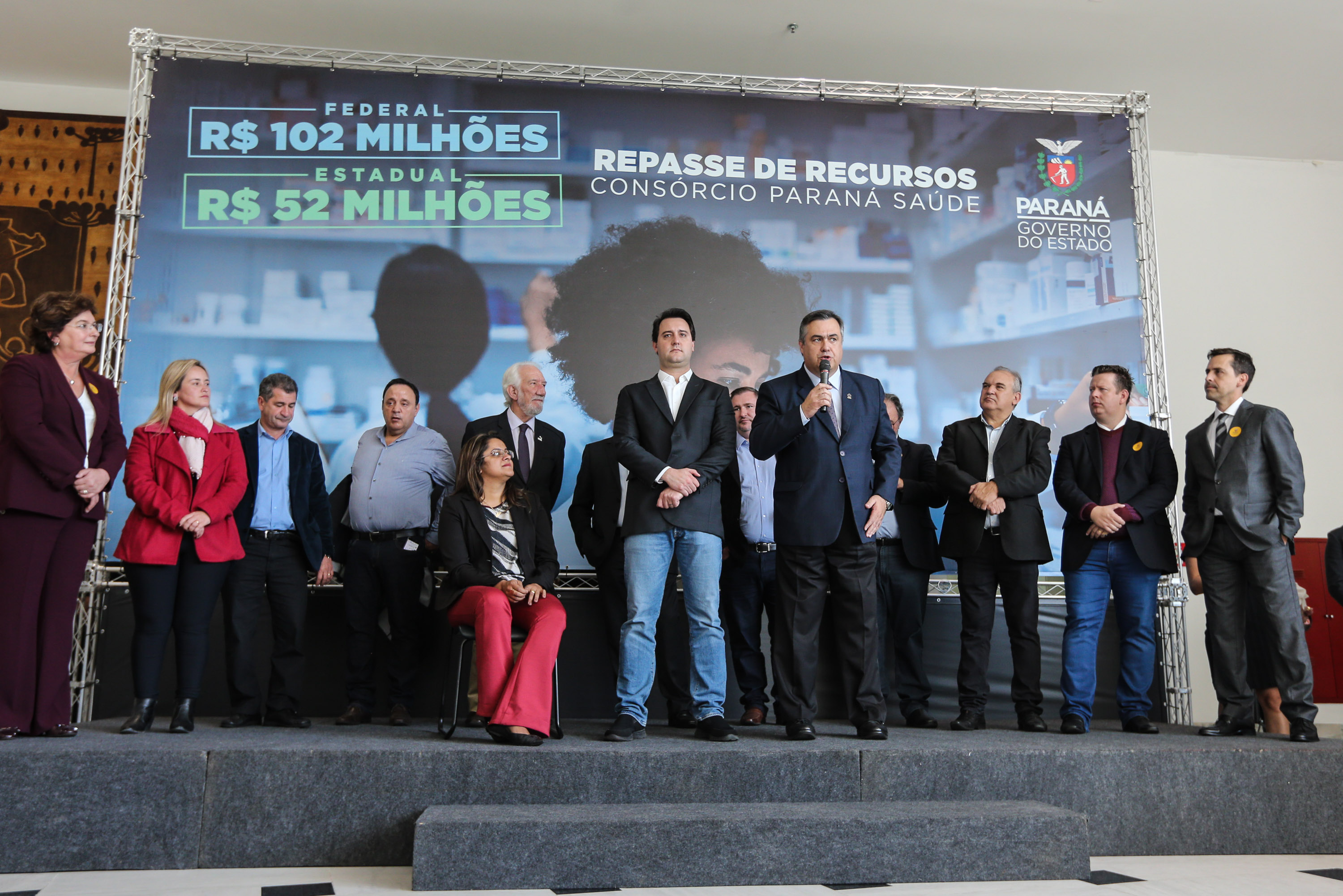 O governador Carlos Massa Ratinho Junior assina nesta quarta-feira (31), no Palácio Iguaçu, em Curitiba, convênio com o Consórcio Paraná Saúde para repasse de recursos destinados à compra de medicamentos. Os medicamentos são para a Farmácia Paraná, que faz parte do sistema público de saúde e atende gratuitamente a população pelo SUS. Curitiba, 31/07/2019 -Foto: Geraldo Bubniak/ANPr