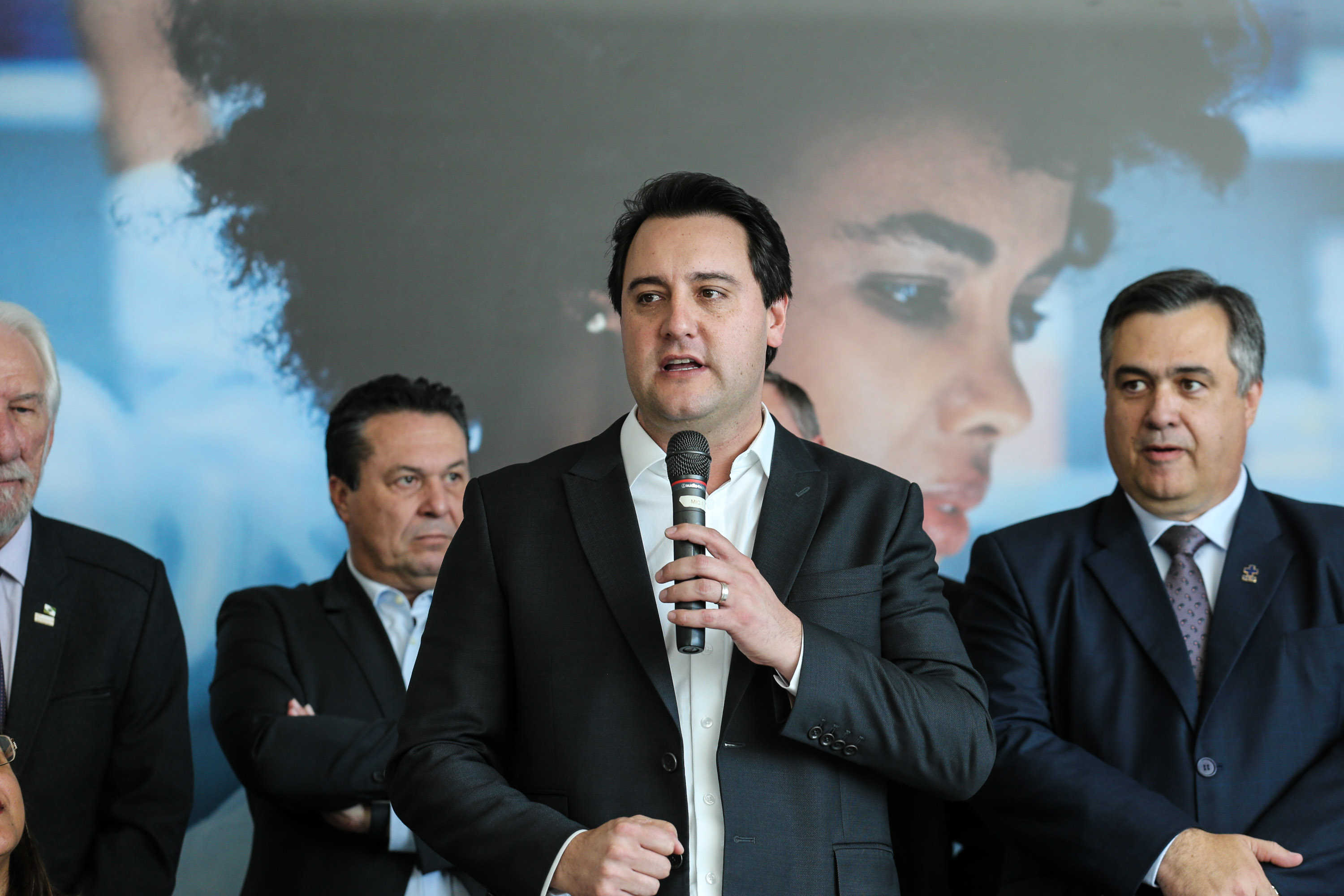 O governador Carlos Massa Ratinho Junior assina nesta quarta-feira (31), no Palácio Iguaçu, em Curitiba, convênio com o Consórcio Paraná Saúde para repasse de recursos destinados à compra de medicamentos. Os medicamentos são para a Farmácia Paraná, que faz parte do sistema público de saúde e atende gratuitamente a população pelo SUS. Curitiba, 31/07/2019 -Foto: Geraldo Bubniak/ANPr