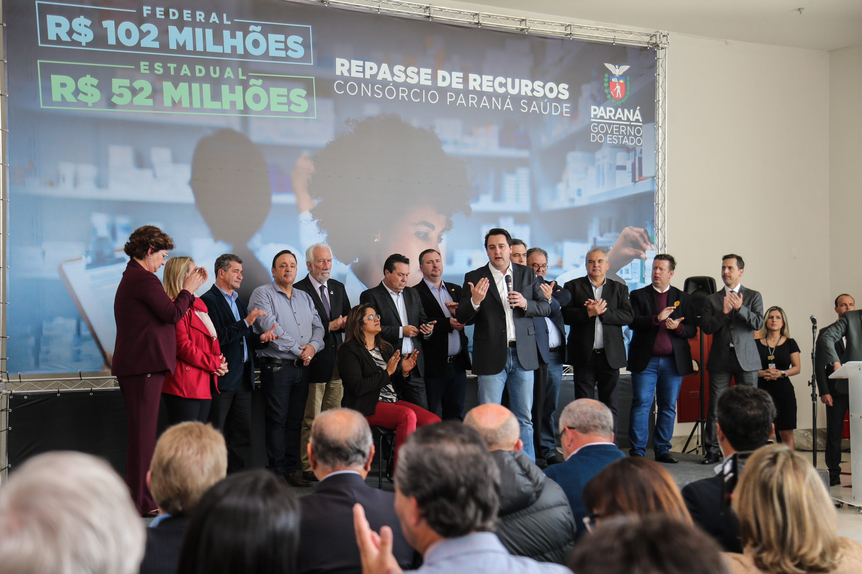 O governador Carlos Massa Ratinho Junior assina nesta quarta-feira (31), no Palácio Iguaçu, em Curitiba, convênio com o Consórcio Paraná Saúde para repasse de recursos destinados à compra de medicamentos. Os medicamentos são para a Farmácia Paraná, que faz parte do sistema público de saúde e atende gratuitamente a população pelo SUS. Curitiba, 31/07/2019 -Foto: Geraldo Bubniak/ANPr