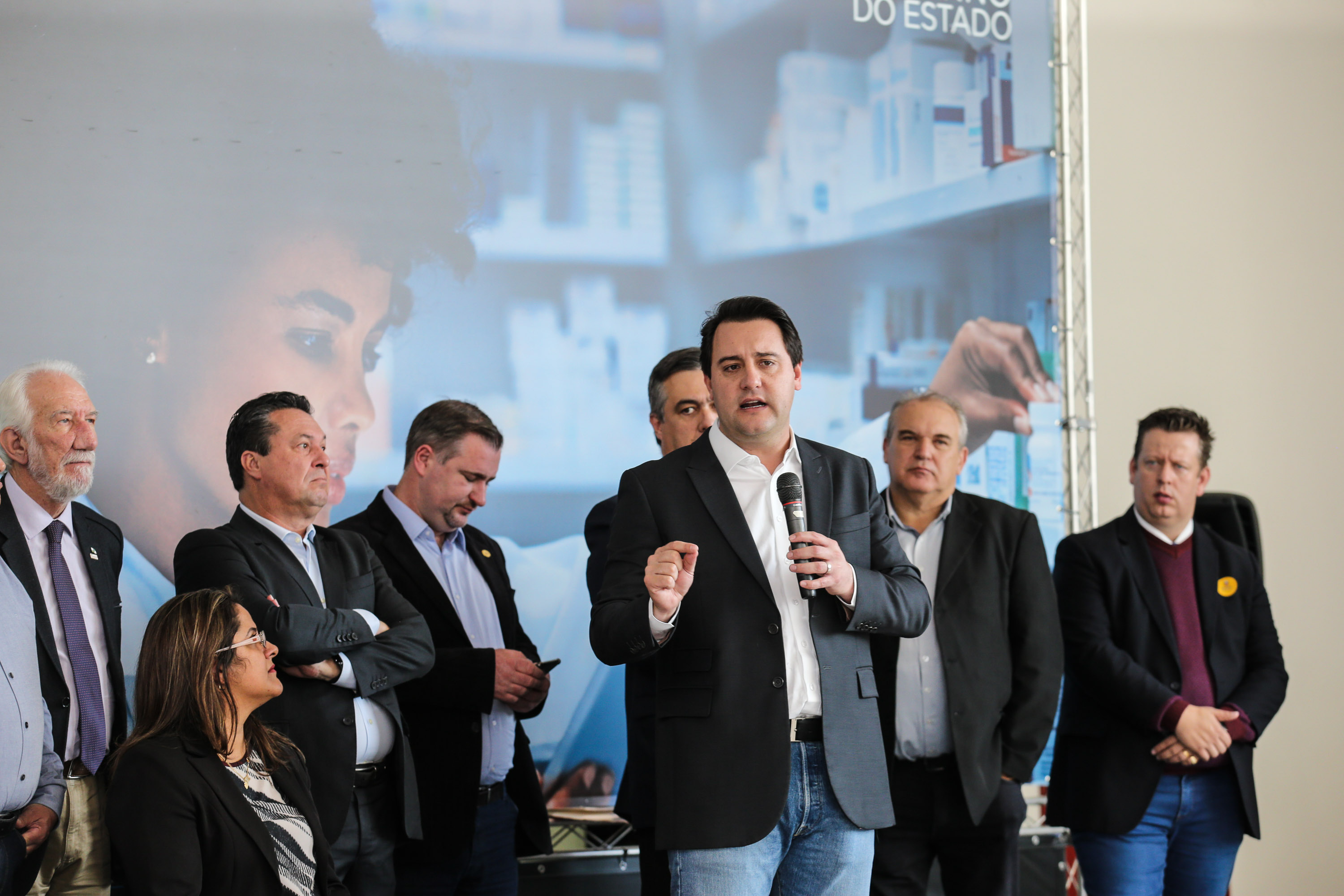 O governador Carlos Massa Ratinho Junior assina nesta quarta-feira (31), no Palácio Iguaçu, em Curitiba, convênio com o Consórcio Paraná Saúde para repasse de recursos destinados à compra de medicamentos. Os medicamentos são para a Farmácia Paraná, que faz parte do sistema público de saúde e atende gratuitamente a população pelo SUS. Curitiba, 31/07/2019 -Foto: Geraldo Bubniak/ANPr