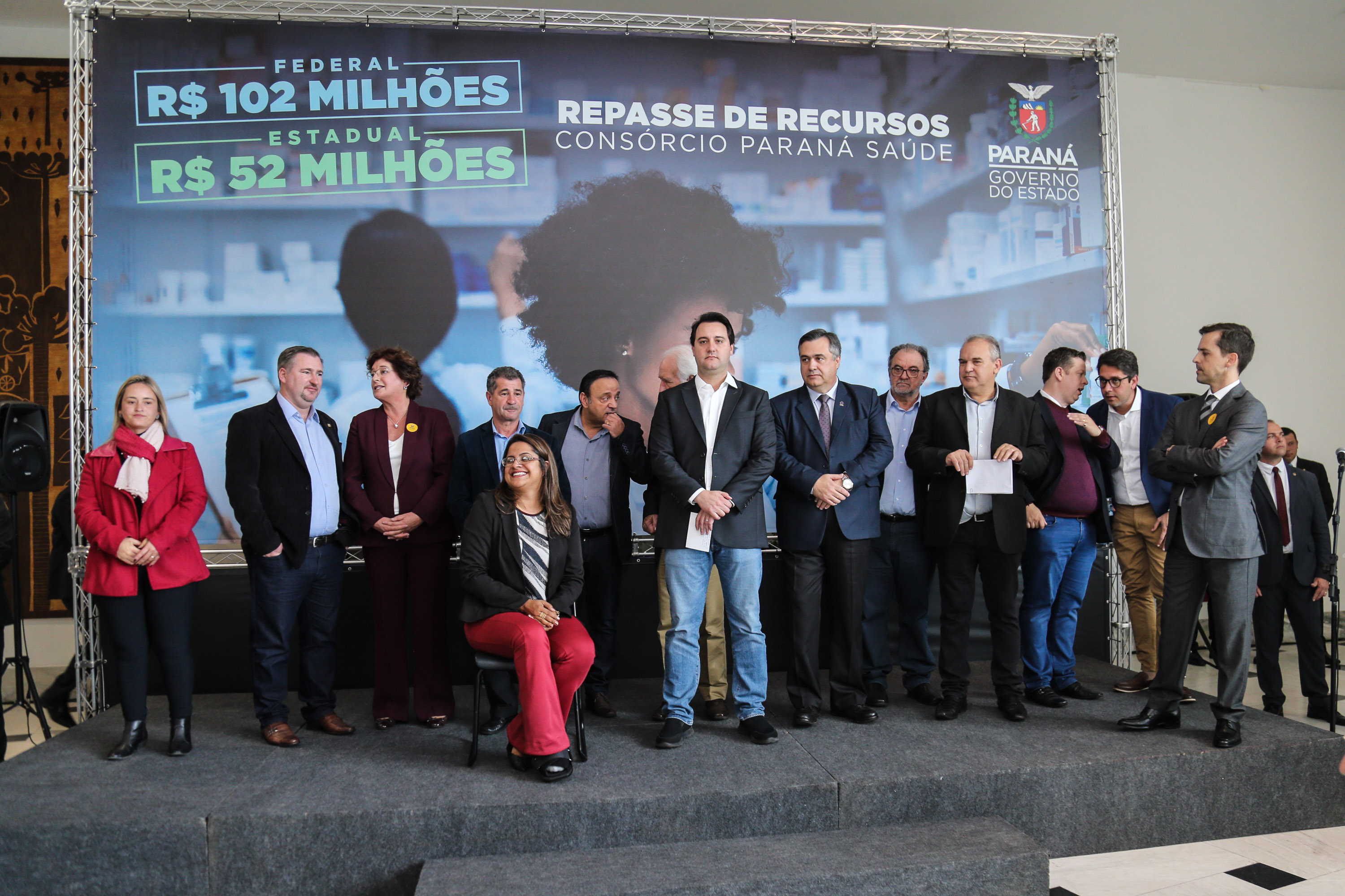 O governador Carlos Massa Ratinho Junior assina nesta quarta-feira (31), no Palácio Iguaçu, em Curitiba, convênio com o Consórcio Paraná Saúde para repasse de recursos destinados à compra de medicamentos. Os medicamentos são para a Farmácia Paraná, que faz parte do sistema público de saúde e atende gratuitamente a população pelo SUS. Curitiba, 31/07/2019 -Foto: Geraldo Bubniak/ANPr