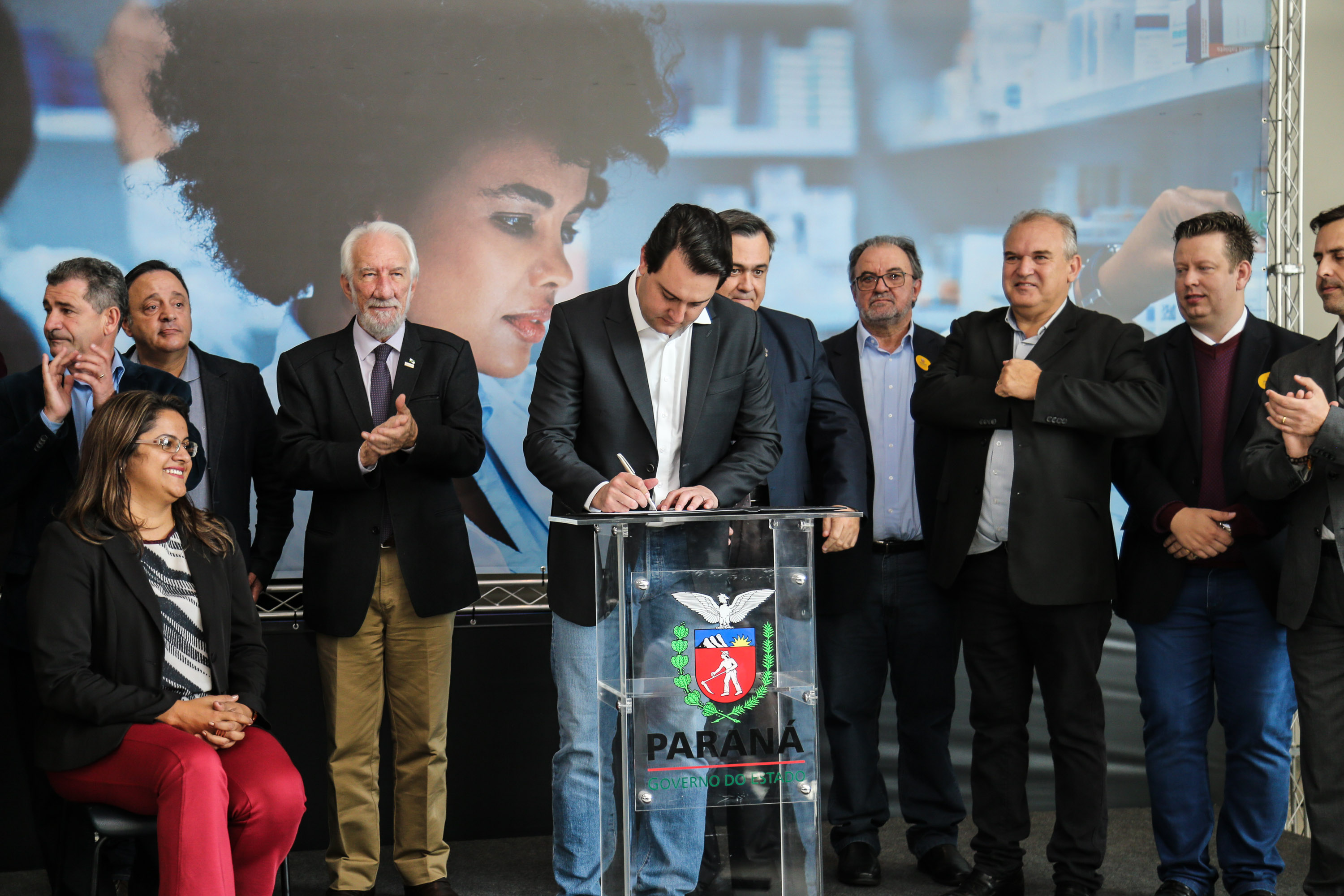 O governador Carlos Massa Ratinho Junior assina nesta quarta-feira (31), no Palácio Iguaçu, em Curitiba, convênio com o Consórcio Paraná Saúde para repasse de recursos destinados à compra de medicamentos. Os medicamentos são para a Farmácia Paraná, que faz parte do sistema público de saúde e atende gratuitamente a população pelo SUS. Curitiba, 31/07/2019 -Foto: Geraldo Bubniak/ANPr
