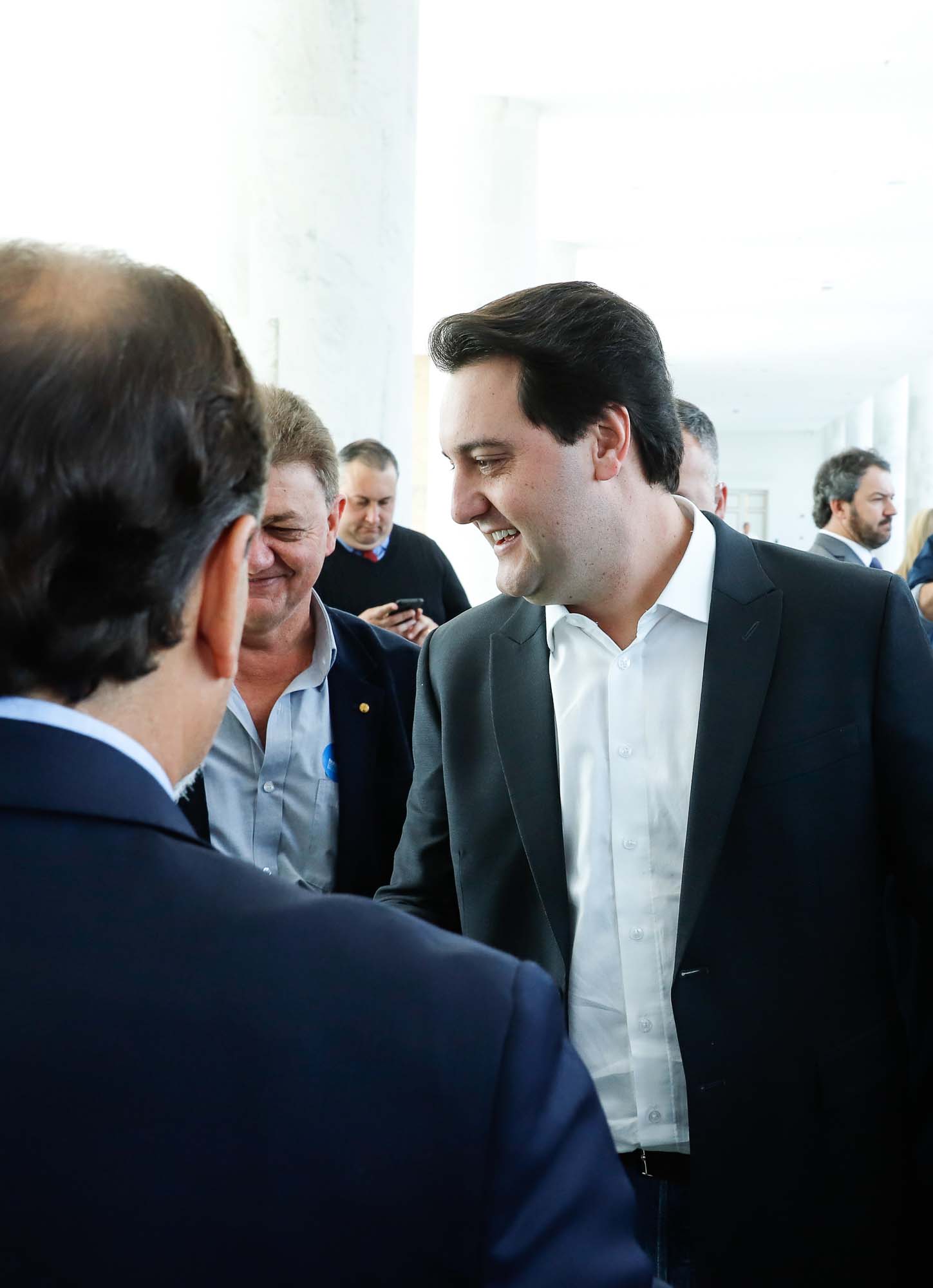 O governador Carlos Massa Ratinho Junior assinou nesta quarta-feira (31), no Palácio Iguaçu, um convênio com o Governo Federal que permitiu o repasse de R$ 102 milhões para o Consórcio Paraná Saúde, que, em parceria com 398 municípios, compra e faz a administração de medicamentos para atender a população pelo Sistema Único de Saúde (SUS).