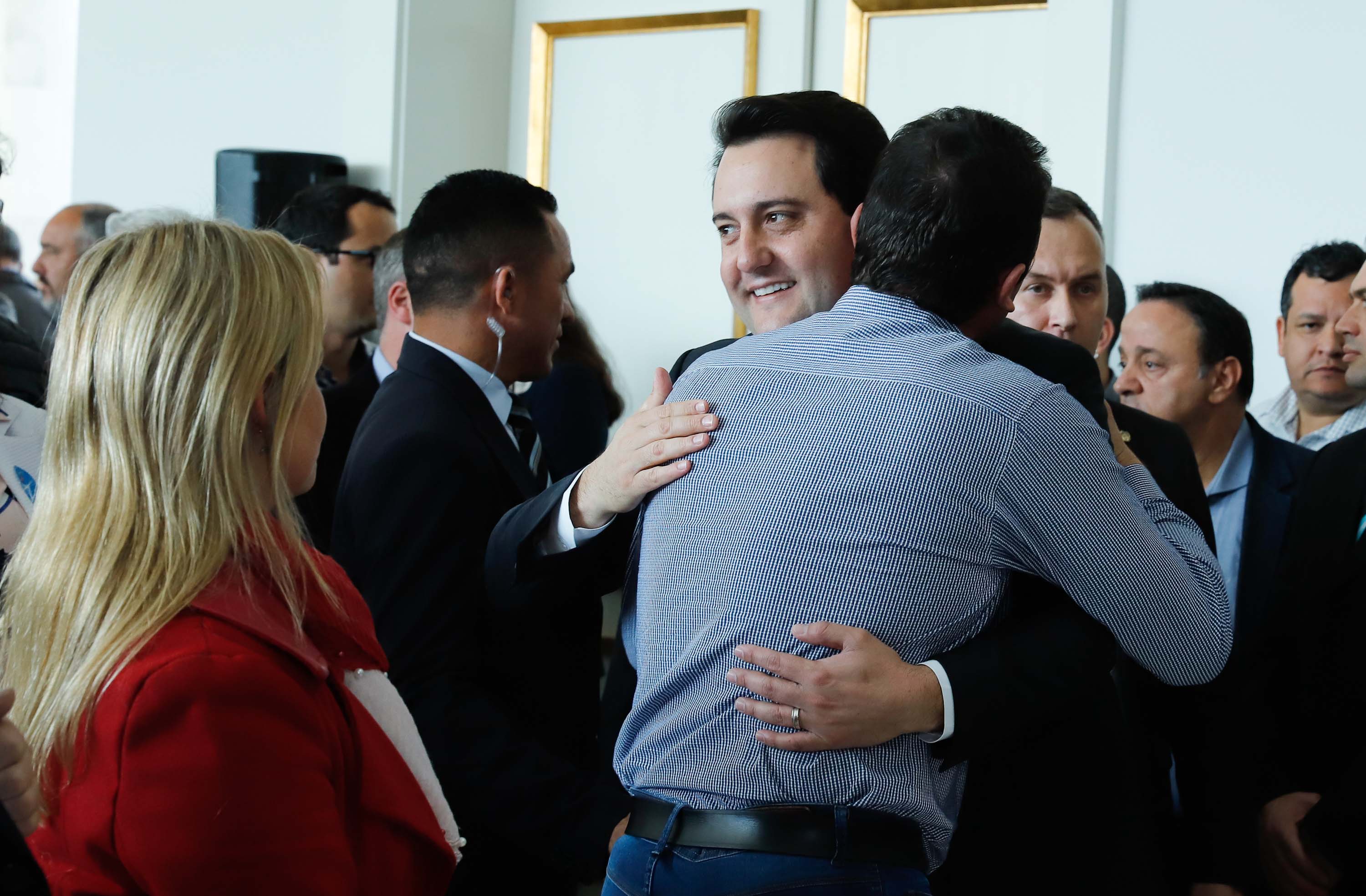 O governador Carlos Massa Ratinho Junior assinou nesta quarta-feira (31), no Palácio Iguaçu, um convênio com o Governo Federal que permitiu o repasse de R$ 102 milhões para o Consórcio Paraná Saúde, que, em parceria com 398 municípios, compra e faz a administração de medicamentos para atender a população pelo Sistema Único de Saúde (SUS).