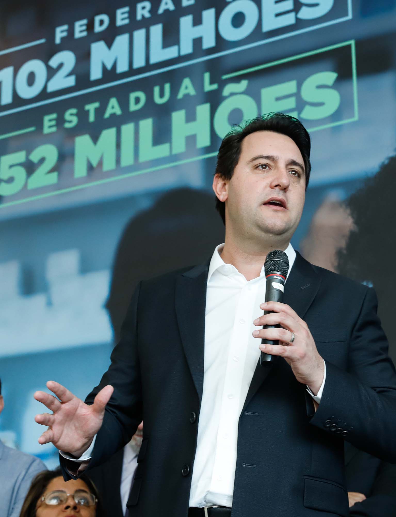 O governador Carlos Massa Ratinho Junior assinou nesta quarta-feira (31), no Palácio Iguaçu, um convênio com o Governo Federal que permitiu o repasse de R$ 102 milhões para o Consórcio Paraná Saúde, que, em parceria com 398 municípios, compra e faz a administração de medicamentos para atender a população pelo Sistema Único de Saúde (SUS).