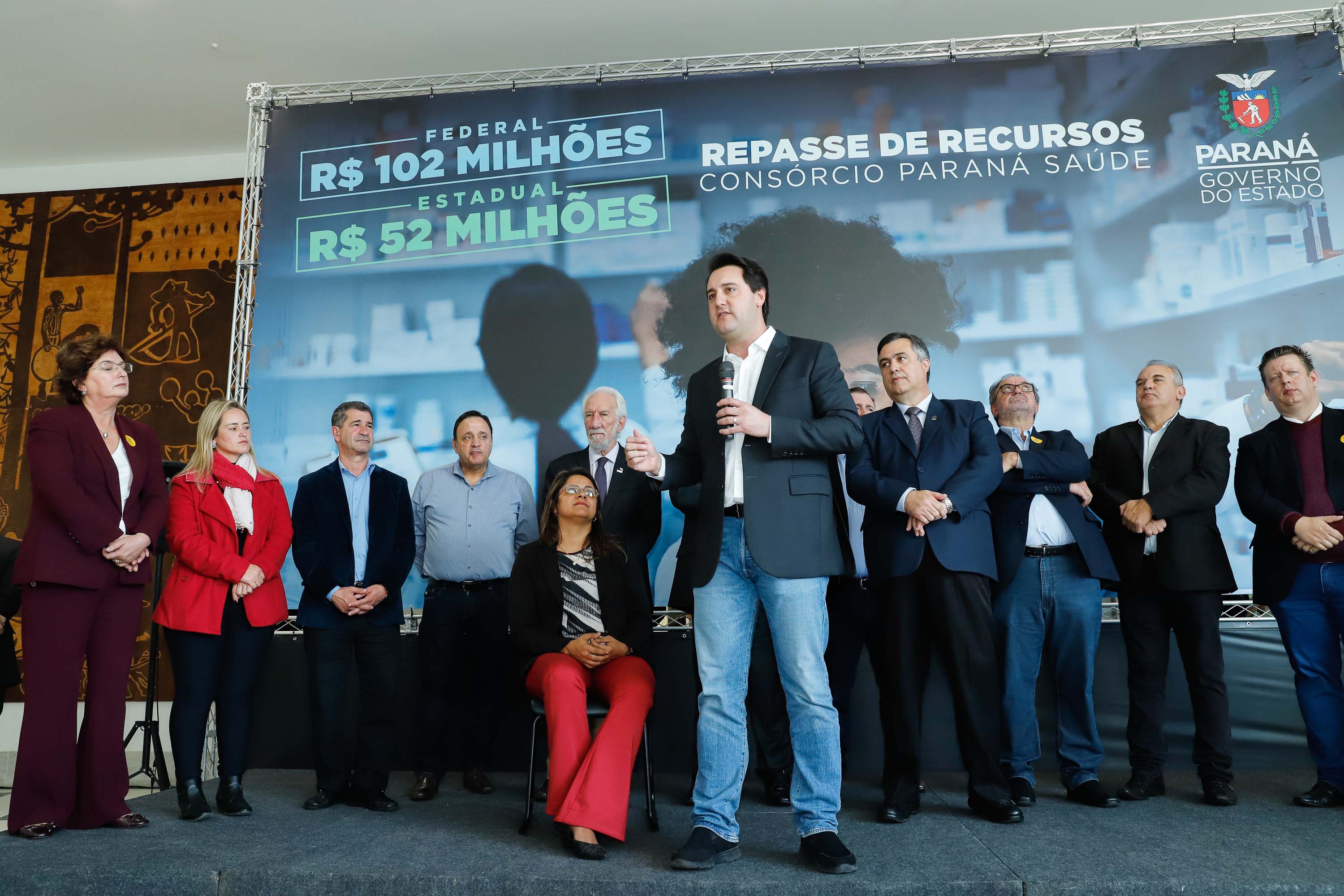 O governador Carlos Massa Ratinho Junior assinou nesta quarta-feira (31), no Palácio Iguaçu, um convênio com o Governo Federal que permitiu o repasse de R$ 102 milhões para o Consórcio Paraná Saúde, que, em parceria com 398 municípios, compra e faz a administração de medicamentos para atender a população pelo Sistema Único de Saúde (SUS).