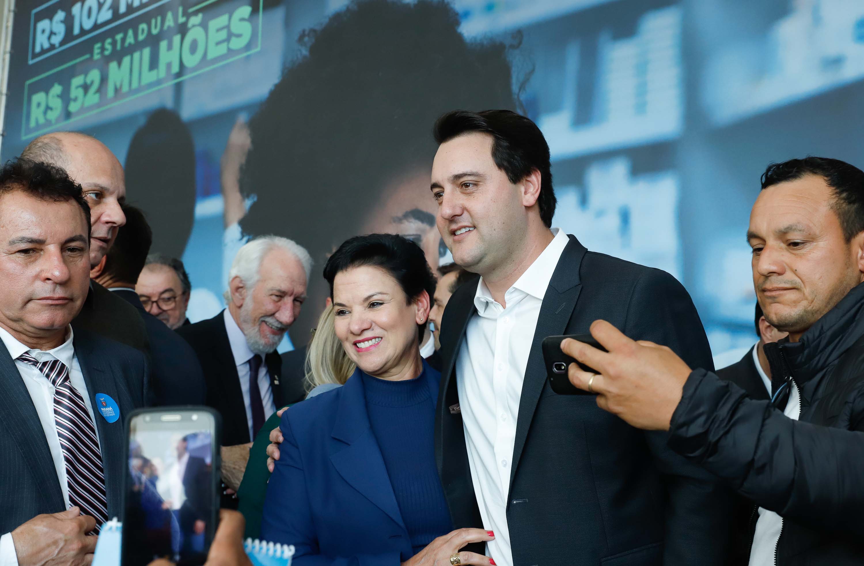 O governador Carlos Massa Ratinho Junior assinou nesta quarta-feira (31), no Palácio Iguaçu, um convênio com o Governo Federal que permitiu o repasse de R$ 102 milhões para o Consórcio Paraná Saúde, que, em parceria com 398 municípios, compra e faz a administração de medicamentos para atender a população pelo Sistema Único de Saúde (SUS).