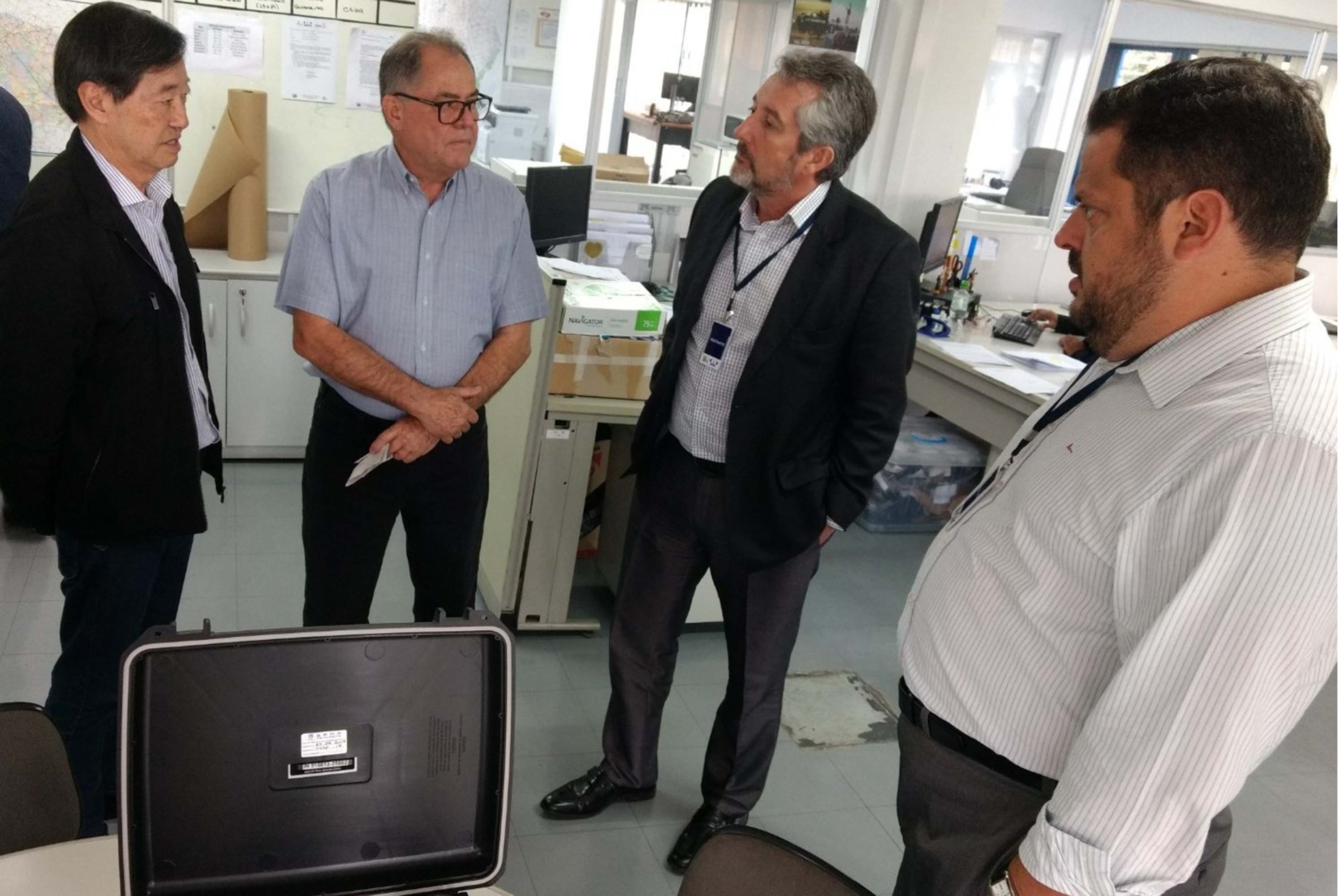 Shiniti Honda diretor Metrologia e Qualidade e o presidente do IPEM-PR Rubico Camargo, e Enio Rodrigues e Rodrigo Geianni Carney do SINDICEL. Foto: IPEM