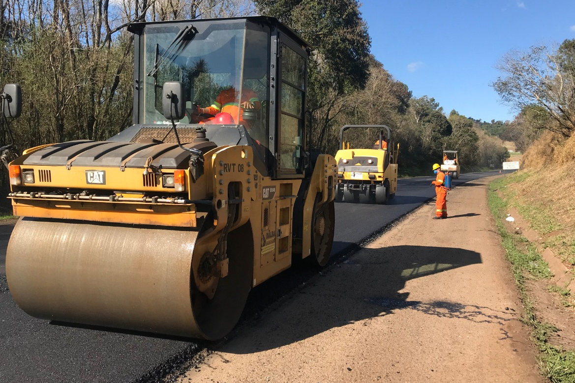 O Departamento de Estradas de Rodagem (DER-PR) finalizou na sexta-feira os trabalhos de recuperação de um trecho de 63 quilômetros da PR-280, entre Palmas e o acesso à BR-153, no município de General Carneiro, no Sul do Estado. A rodovia recebeu investimentos de R$ 882 mil de recursos próprios do GovernFoto:DER