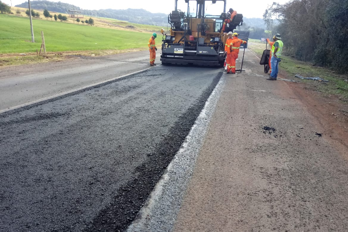 O Departamento de Estradas de Rodagem (DER-PR) finalizou na sexta-feira os trabalhos de recuperação de um trecho de 63 quilômetros da PR-280, entre Palmas e o acesso à BR-153, no município de General Carneiro, no Sul do Estado. A rodovia recebeu investimentos de R$ 882 mil de recursos próprios do GovernFoto:DER